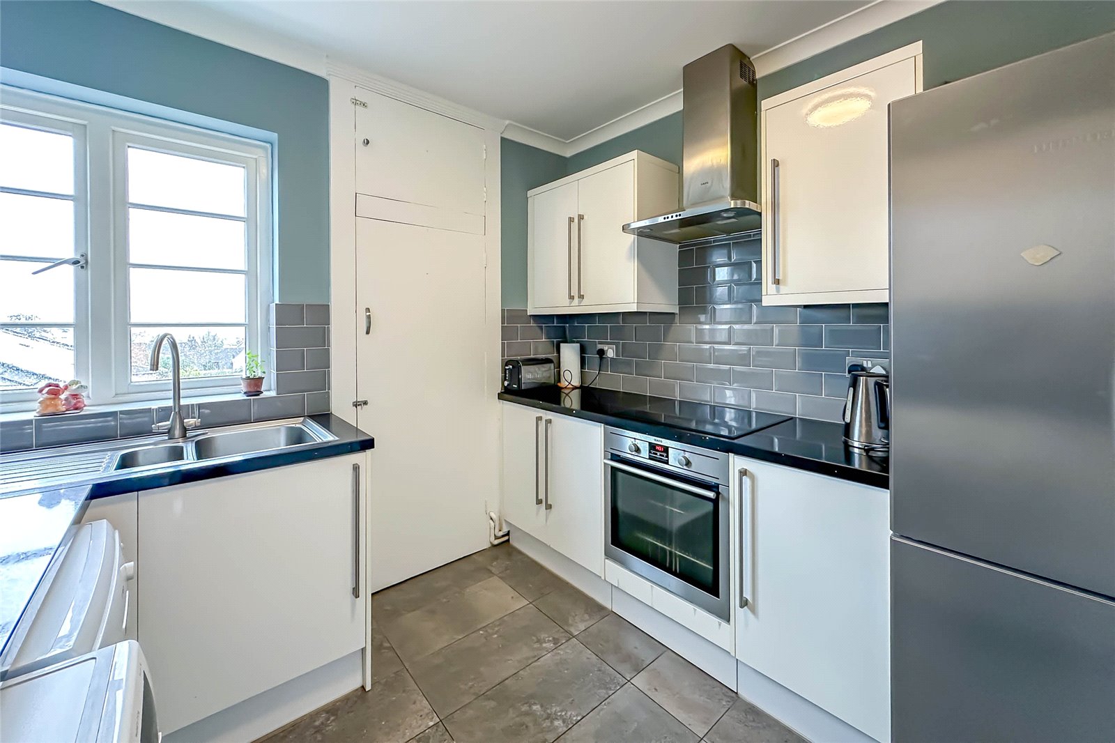 2 bed apartment for sale in Abbey Court, Holywell Hill, St. Albans, Hertfordshire, AL1  - Property Image 5