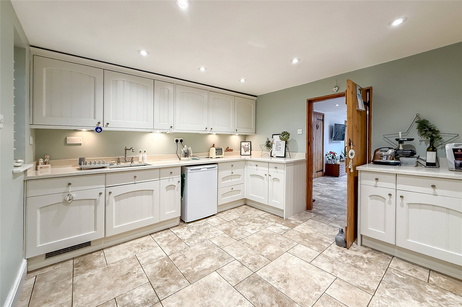 2 bed terraced house for sale in Bower Heath Lane, Bower Heath, Harpenden, Hertfordshire, AL5  - Property Image 6