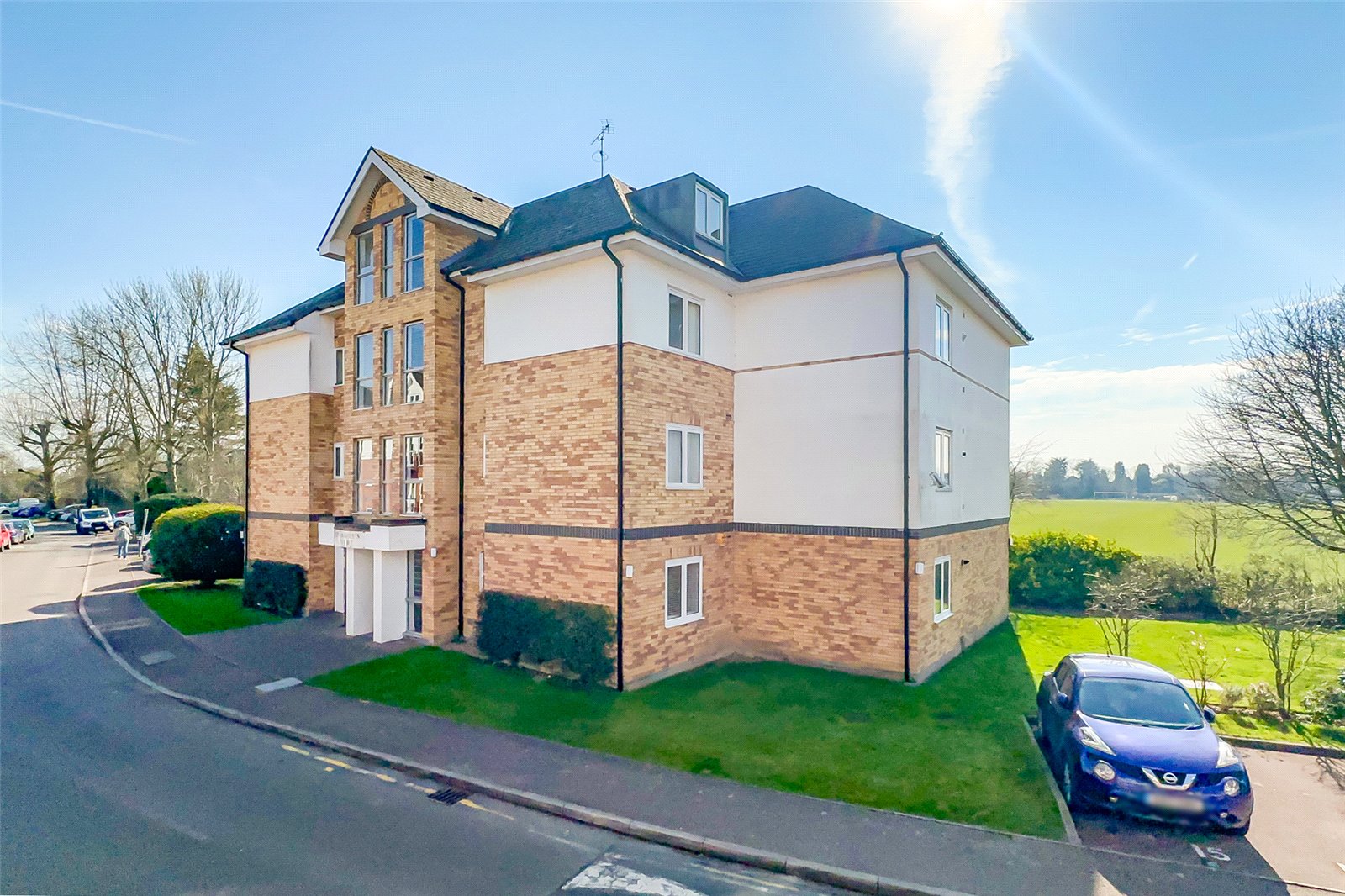 2 bed ground floor flat for sale in St James Court, Park View Close, St. Albanslesley Chest, Hertfordshire, AL1  - Property Image 2