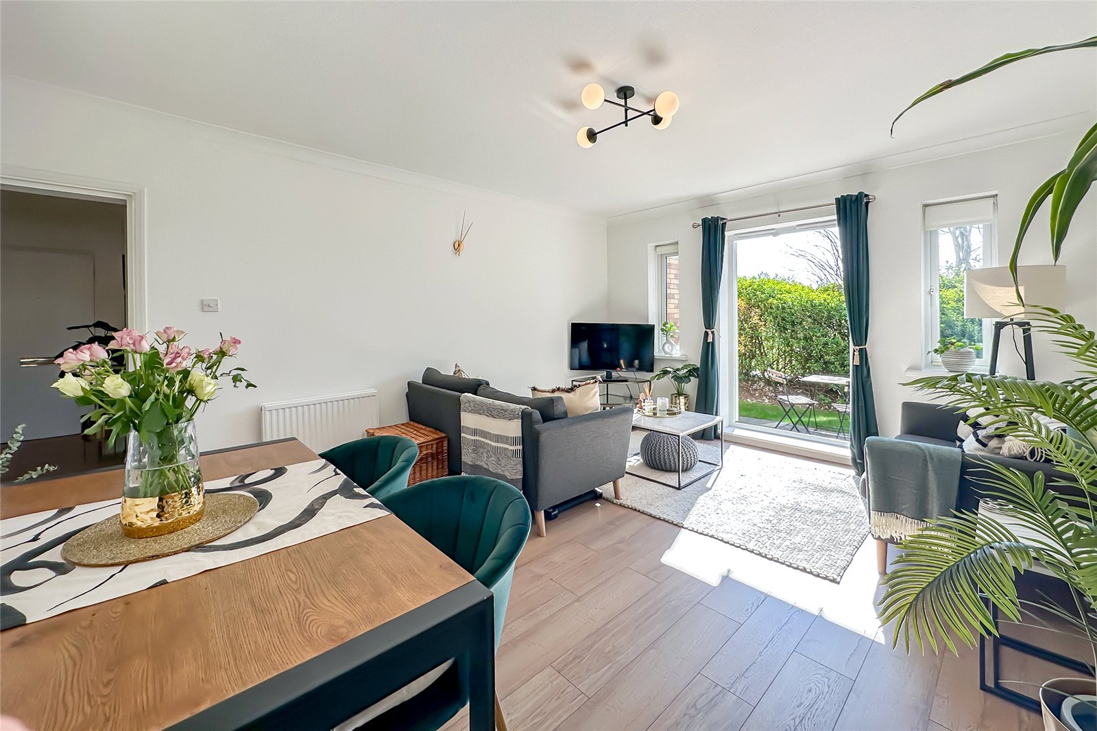 2 bed ground floor flat for sale in St James Court, Park View Close, St. Albanslesley Chest, Hertfordshire, AL1