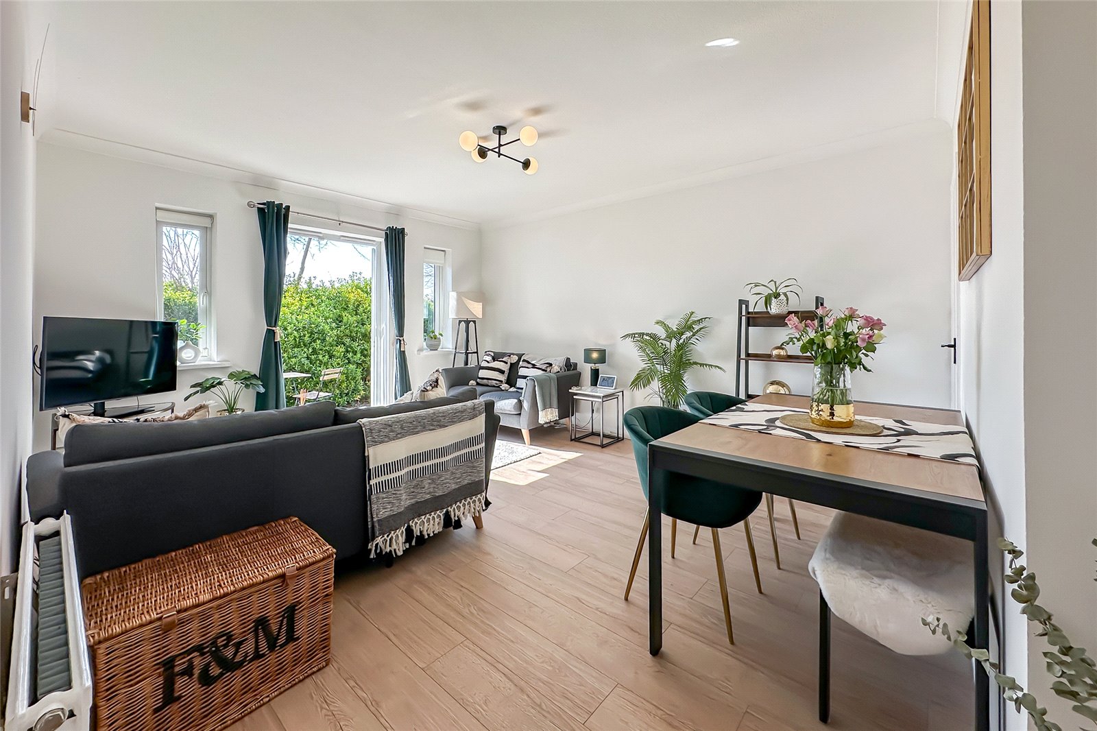 2 bed ground floor flat for sale in St James Court, Park View Close, St. Albanslesley Chest, Hertfordshire, AL1  - Property Image 3