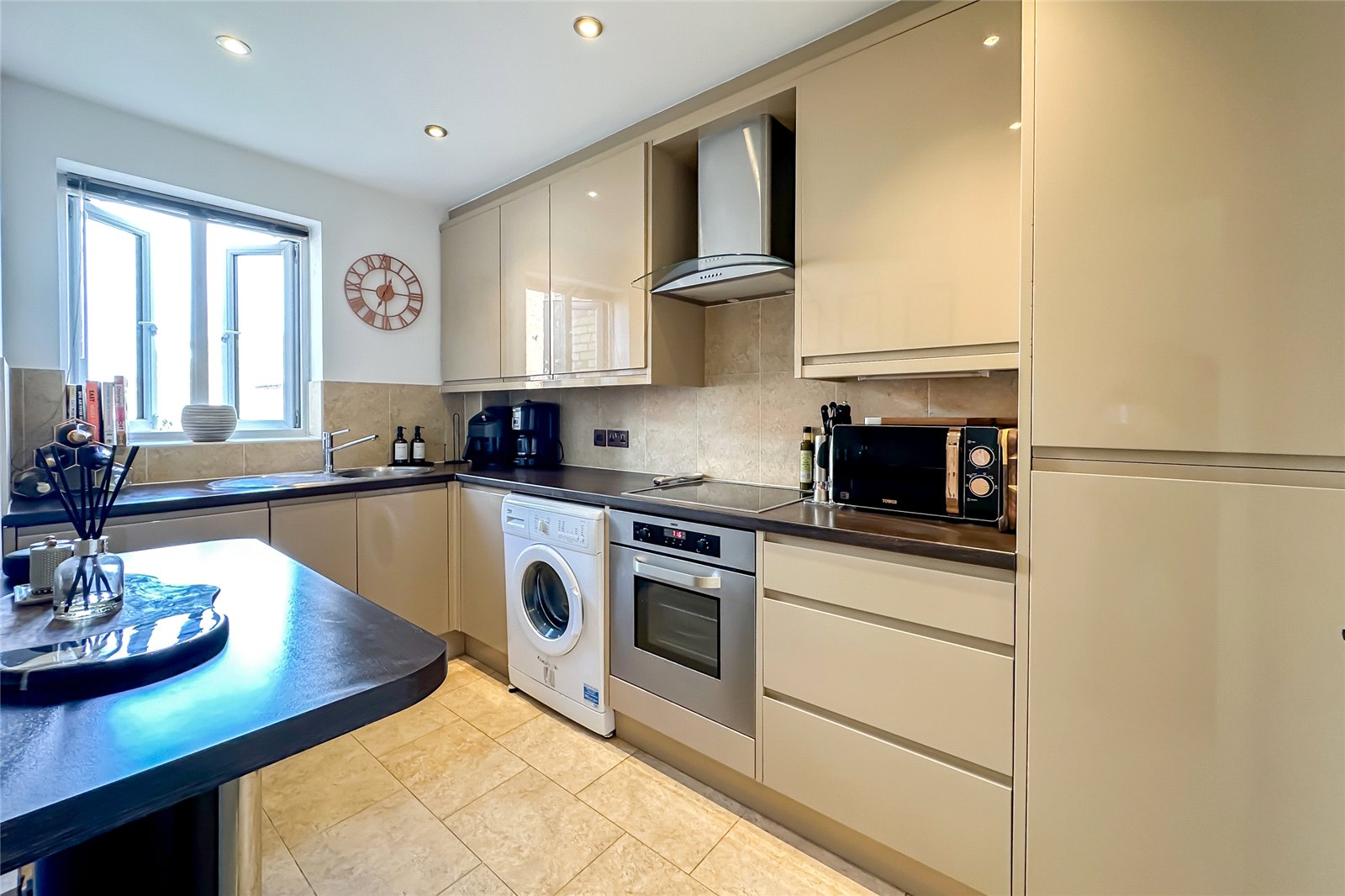 2 bed ground floor flat for sale in St James Court, Park View Close, St. Albanslesley Chest, Hertfordshire, AL1  - Property Image 4