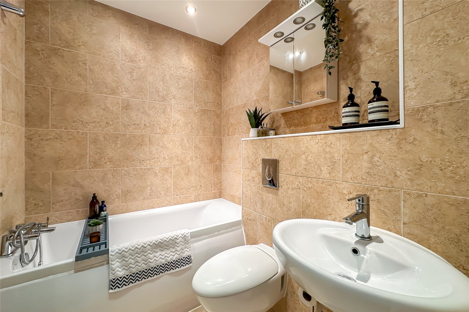 2 bed ground floor flat for sale in St James Court, Park View Close, St. Albanslesley Chest, Hertfordshire, AL1  - Property Image 11