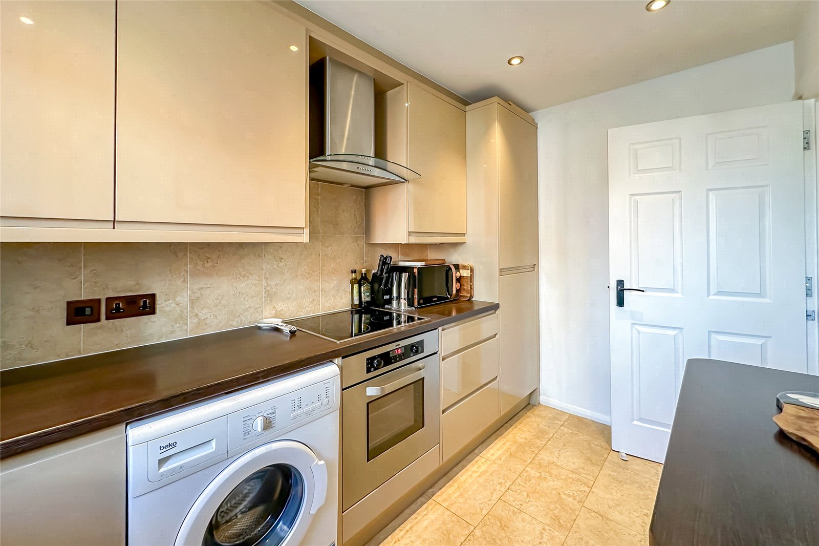 2 bed ground floor flat for sale in St James Court, Park View Close, St. Albanslesley Chest, Hertfordshire, AL1  - Property Image 8