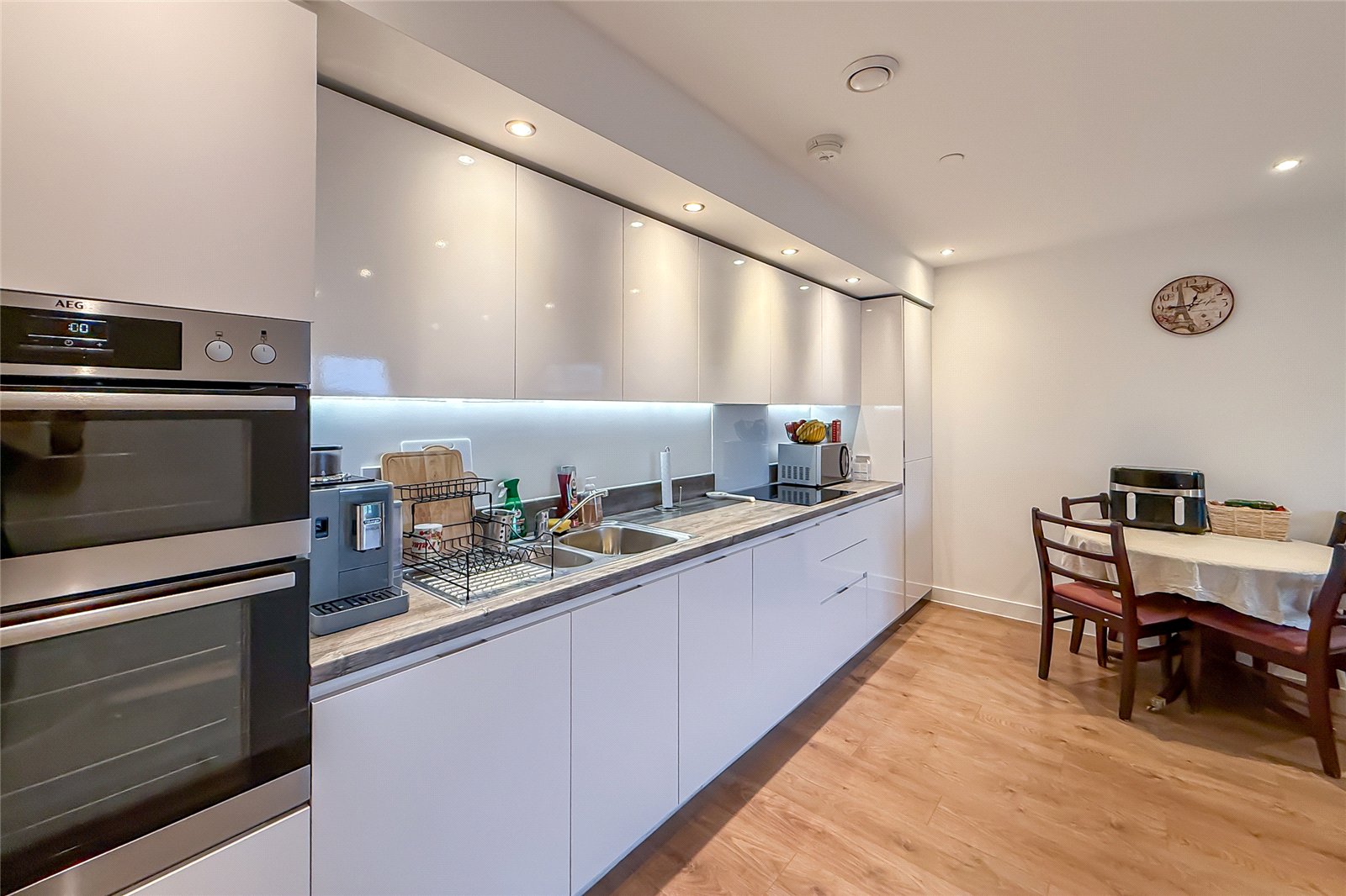 2 bed apartment for sale in Ellesmere Court, Stirling Drive, Luton, Bedfordshire, LU2 - Property Image 3