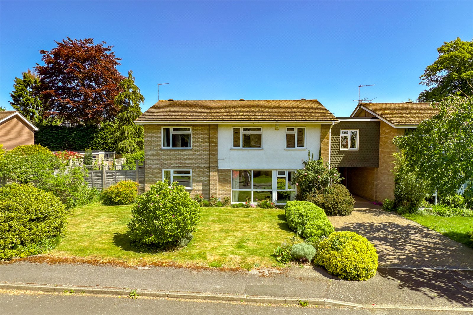 5 bed link detached house for sale in Meadowcroft, St. Albans, Hertfordshire, AL1  - Property Image 1