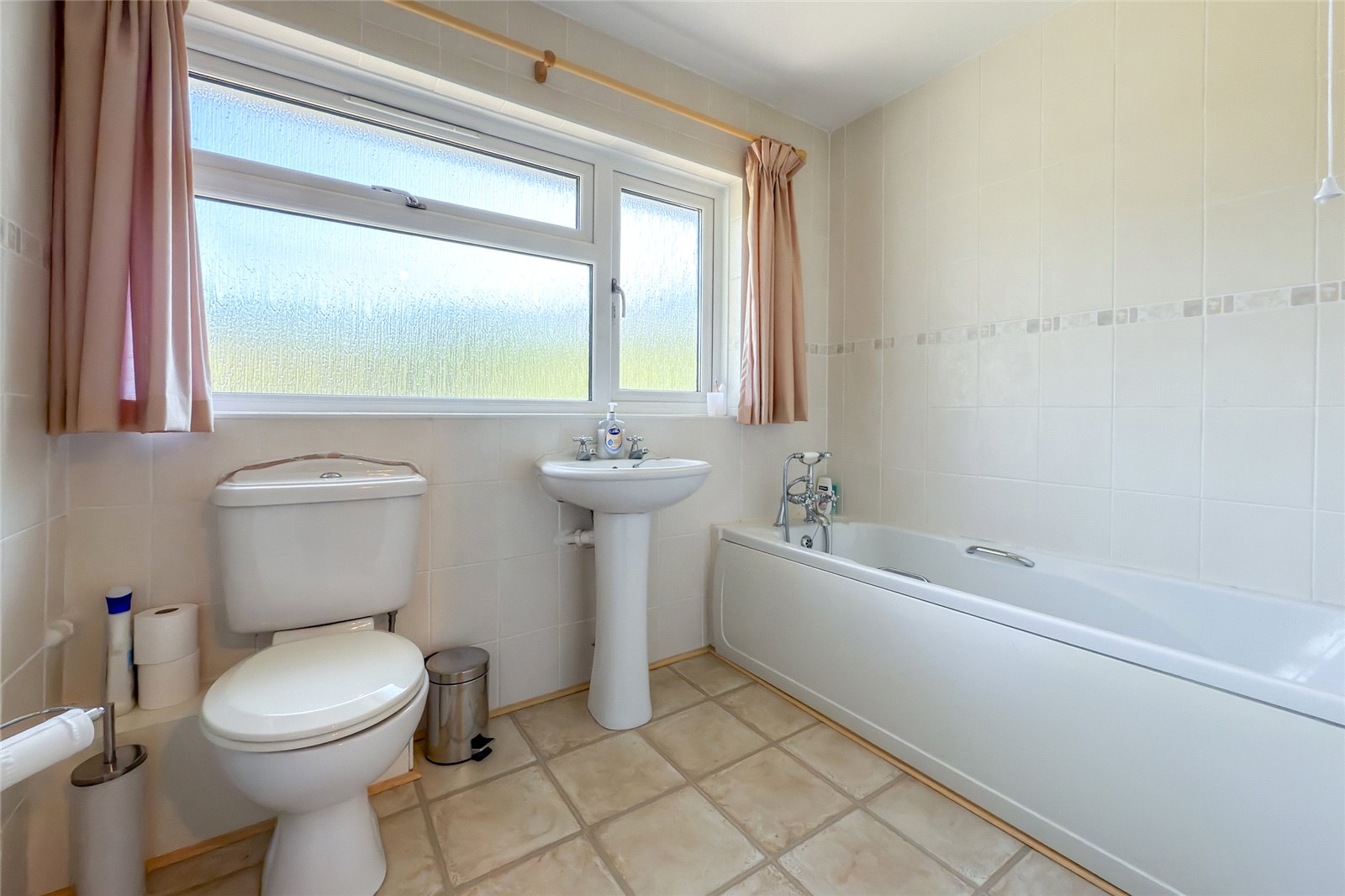 5 bed link detached house for sale in Meadowcroft, St. Albans, Hertfordshire, AL1  - Property Image 16