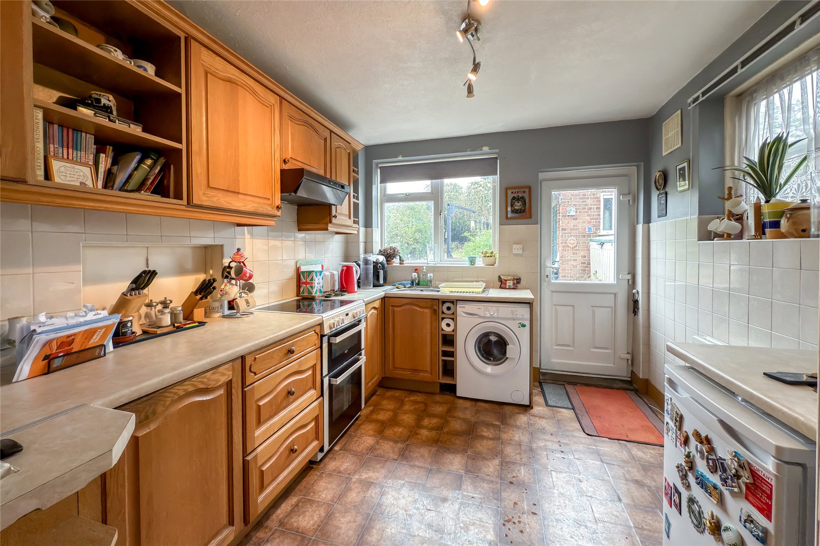 3 bed semi-detached house for sale in Gorham Drive, St. Albans, Hertfordshire, AL1 - Property Image 2