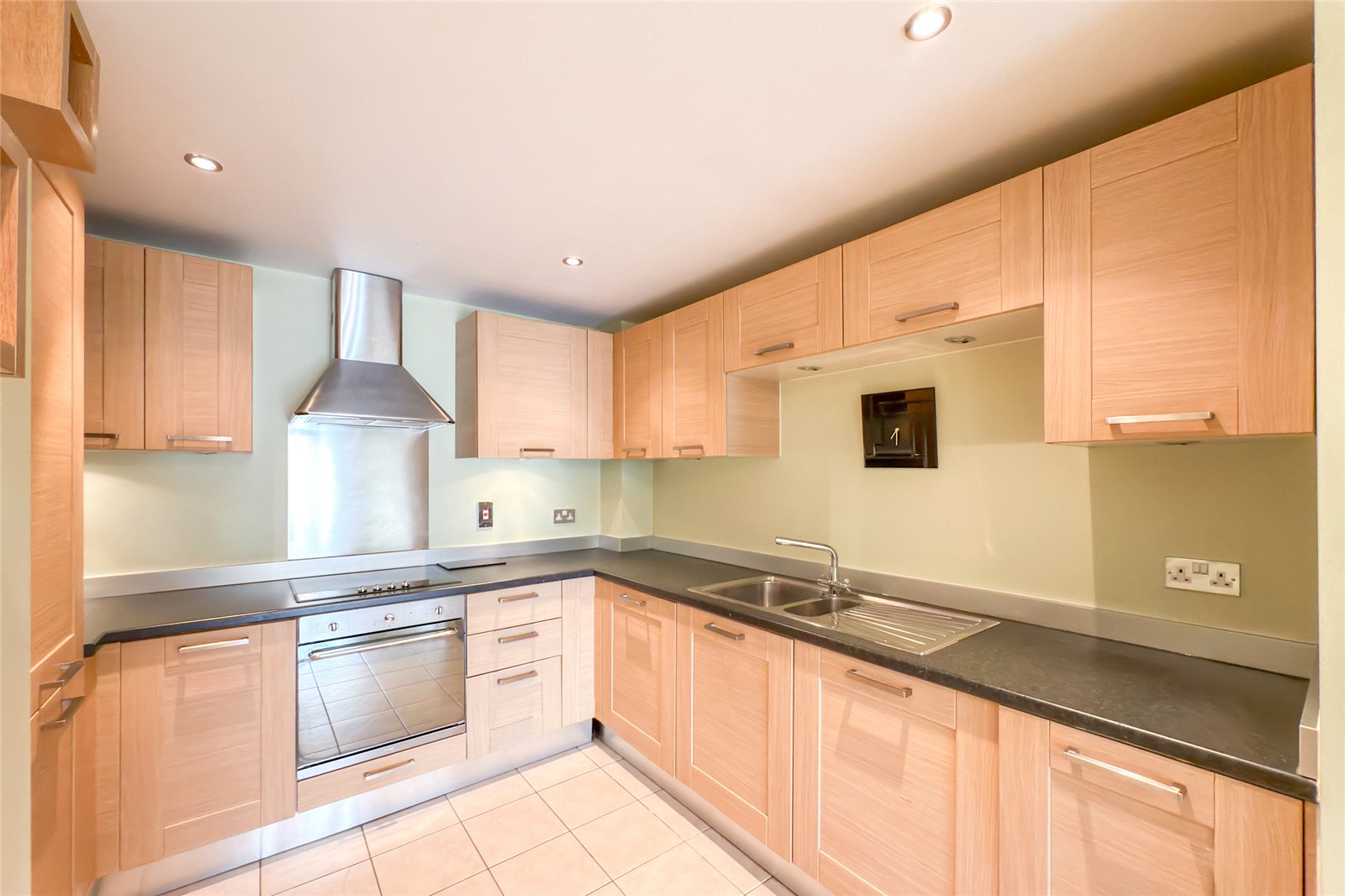 1 bed apartment for sale in Old Watford Road, Bricket Wood, St. Albans, Hertfordshire, AL2 - Property Image 2