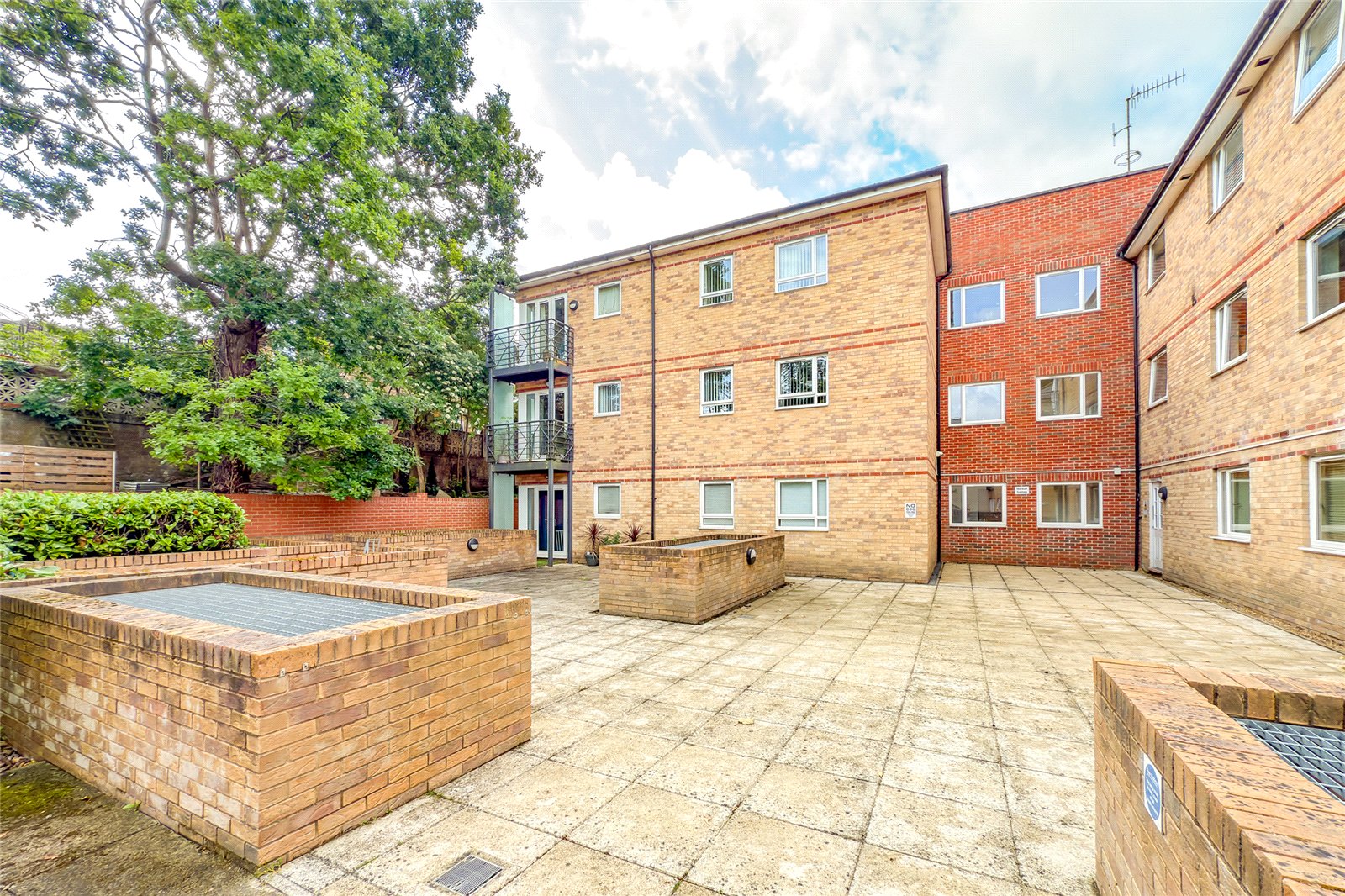 1 bed apartment for sale in Old Watford Road, Bricket Wood, St. Albans, Hertfordshire, AL2 - Property Image 8