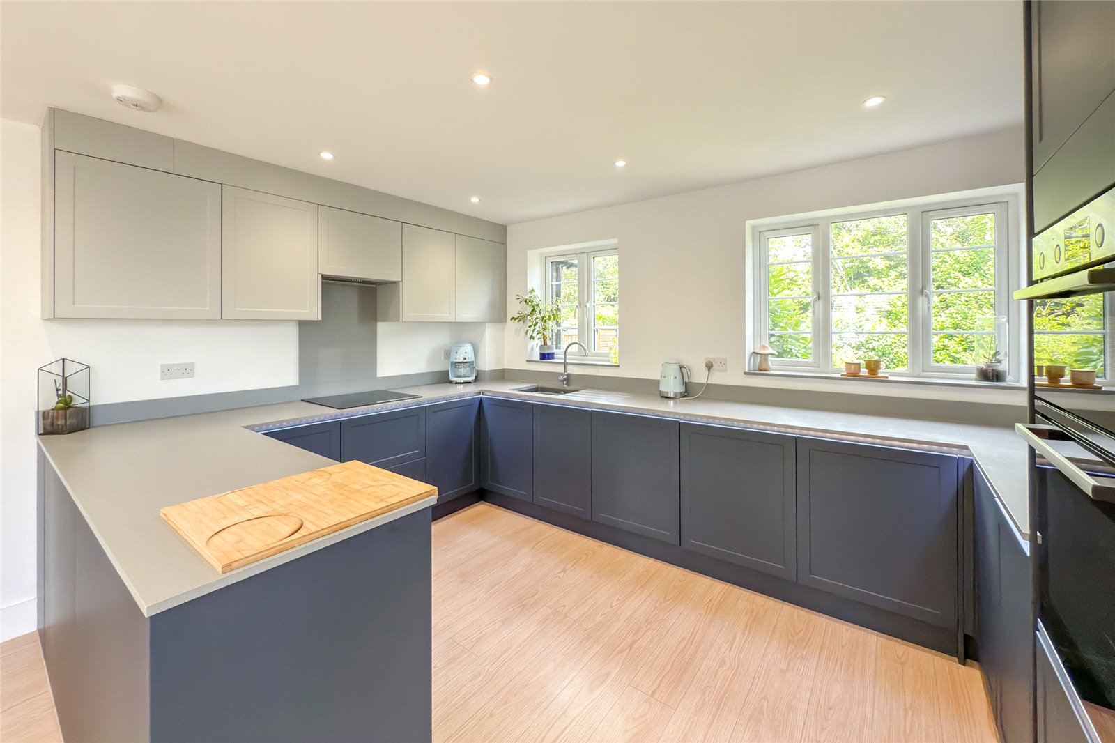4 bed end of terrace house for sale in Chiswell Green Lane, Chiswell Green, St. Albans, Hertfordshire, AL2 - Property Image 2