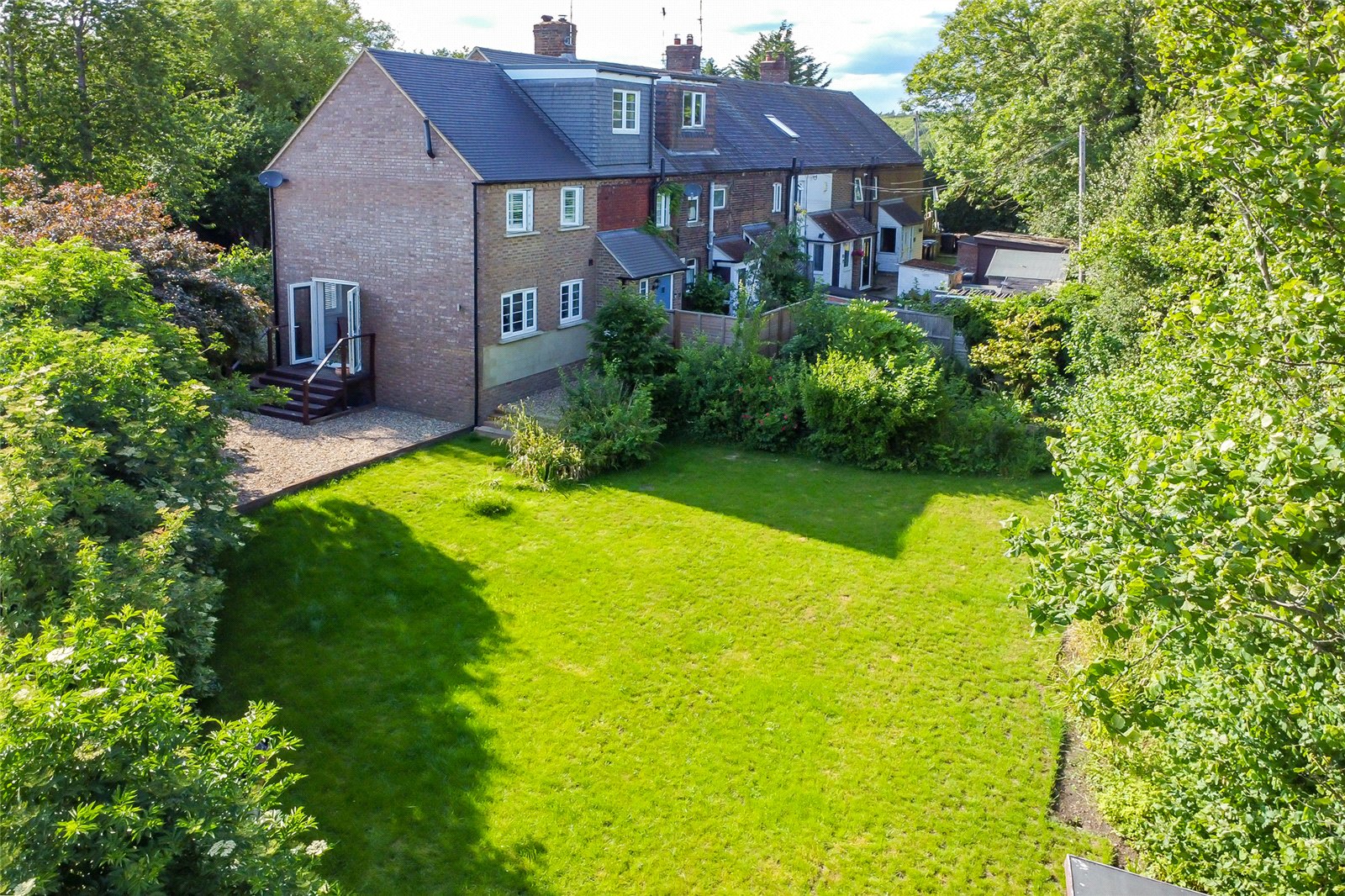 4 bed end of terrace house for sale in Chiswell Green Lane, Chiswell Green, St. Albans, Hertfordshire, AL2 - Property Image 1