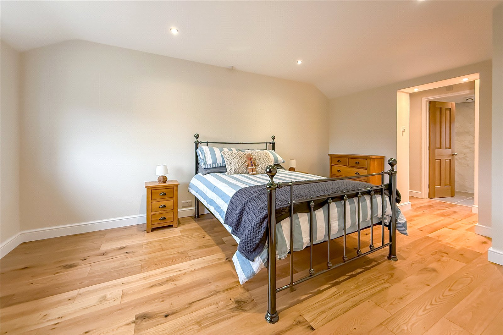 4 bed semi-detached house for sale in Woodland Drive, St. Albans, Hertfordshire, AL4 - Property Image 9