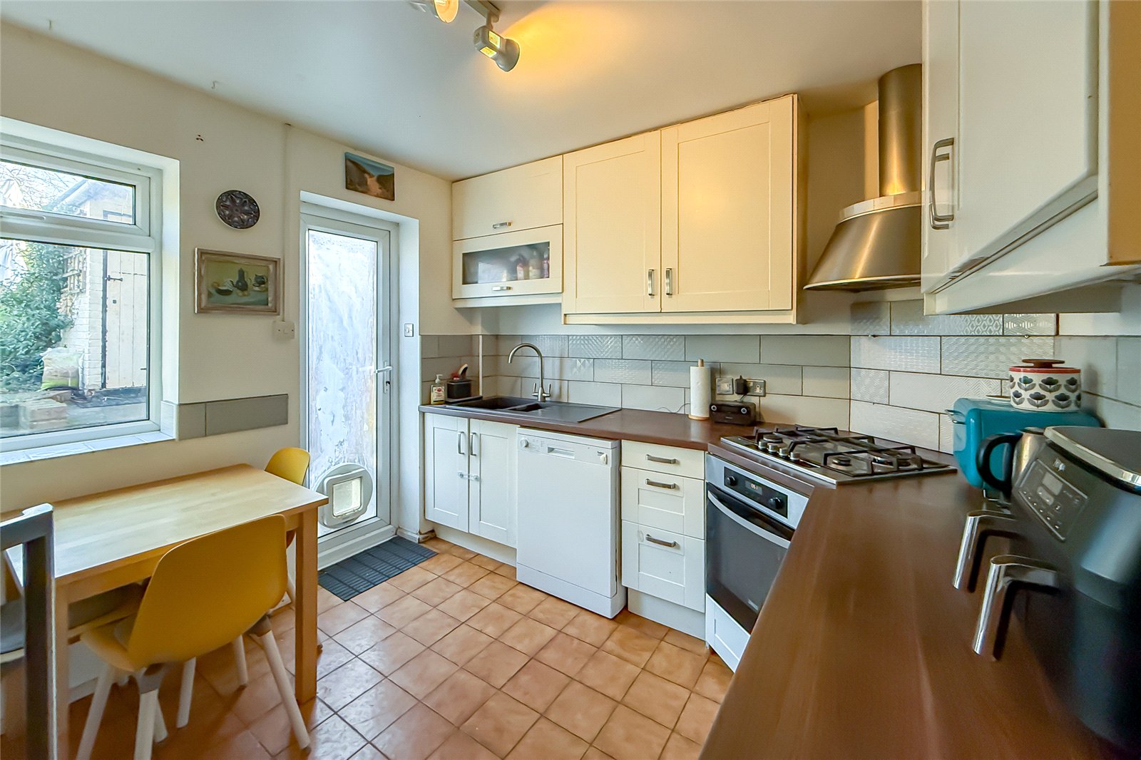2 bed terraced house for sale in White Hedge Drive, St. Albans, Hertfordshire, AL3  - Property Image 4