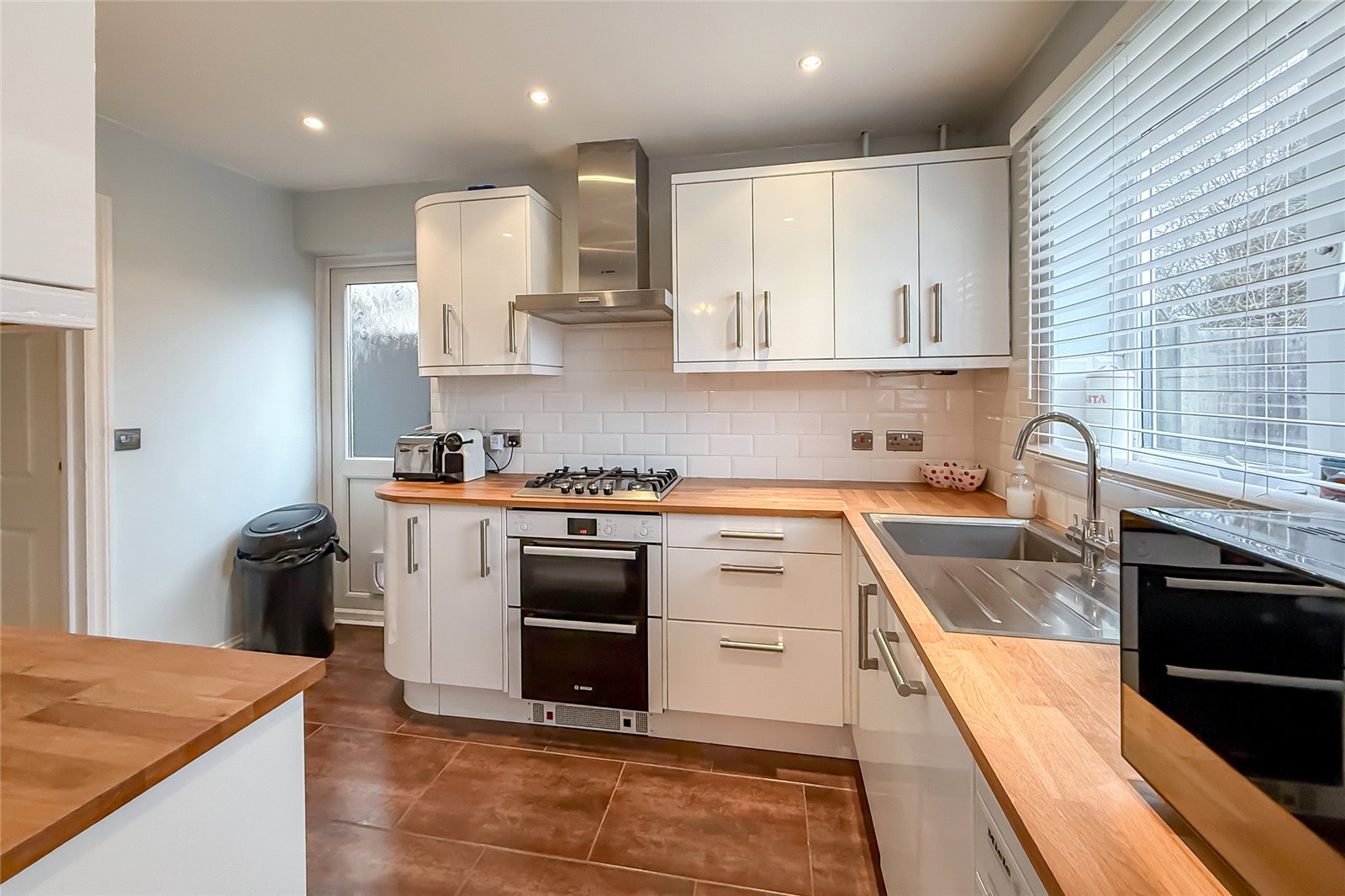 3 bed detached house for sale in St. Vincent Drive, St. Albans, Hertfordshire, AL1 - Property Image 3