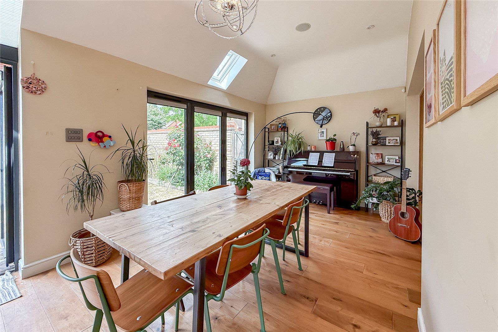 4 bed detached house for sale in Stanmore Chase, St. Albans, Hertfordshire, AL4 - Property Image 3