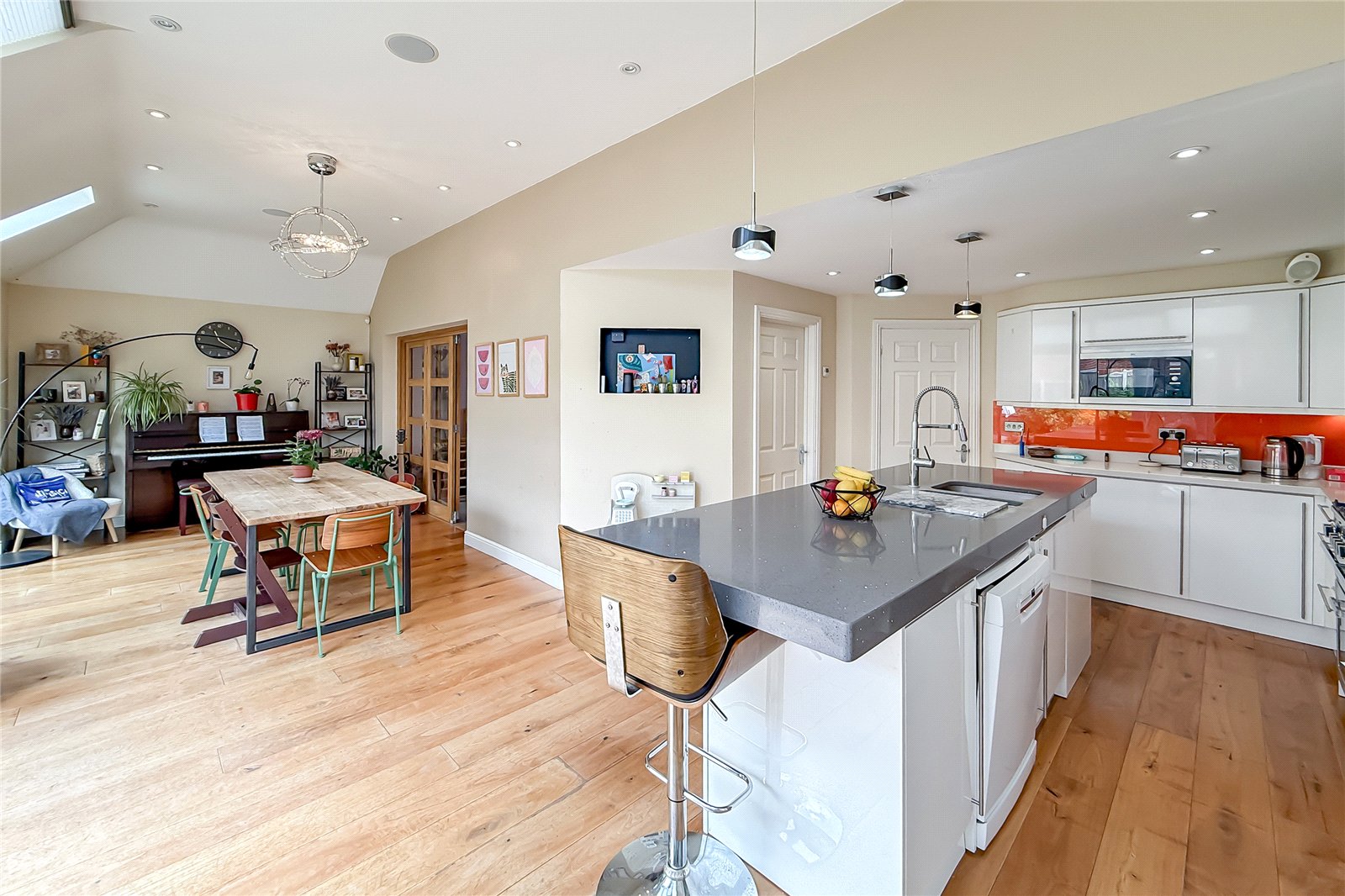 4 bed detached house for sale in Stanmore Chase, St. Albans, Hertfordshire, AL4 - Property Image 4