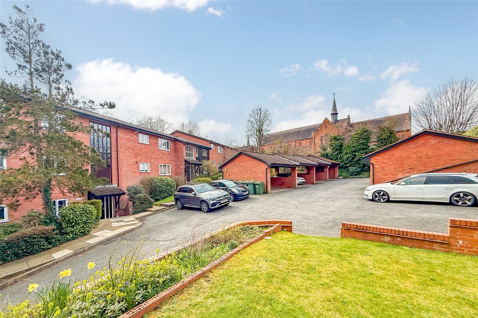 2 bed apartment for sale in Battlefield Road, St. Albans, Hertfordshire, AL1 - Property Image 1
