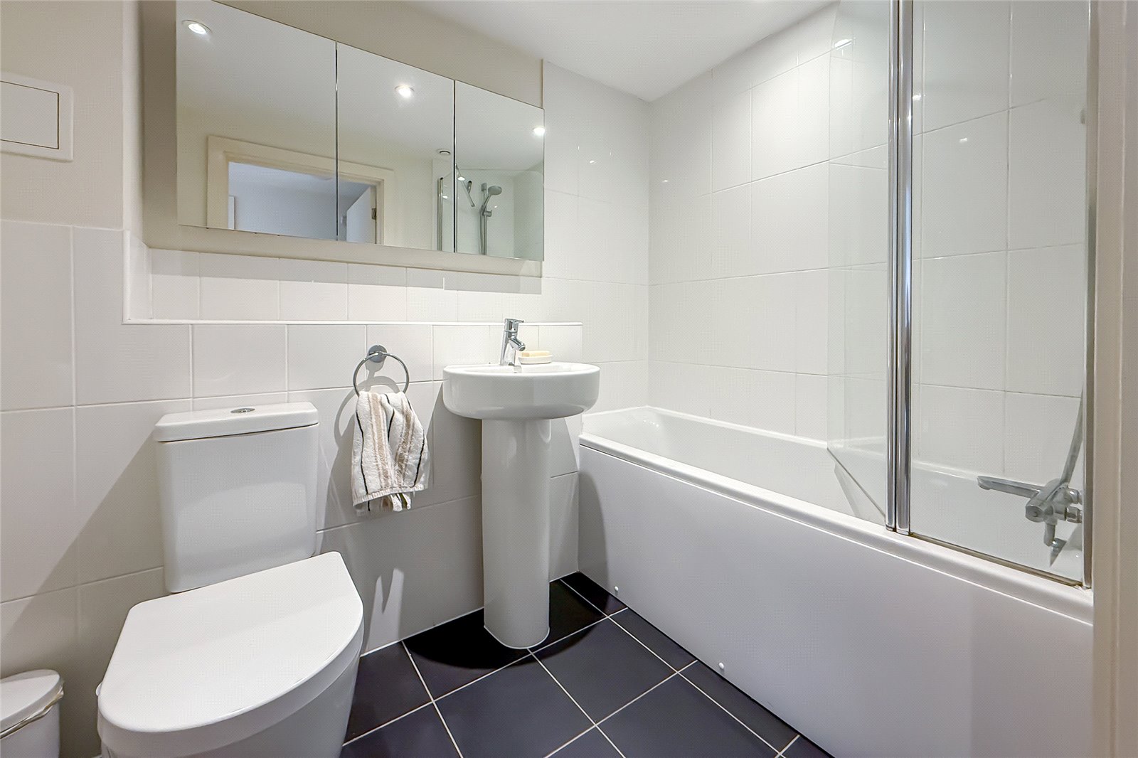 1 bed apartment for sale in Newsom Place, Manor Road, St. Albans, Hertfordshire, AL1 - Property Image 7