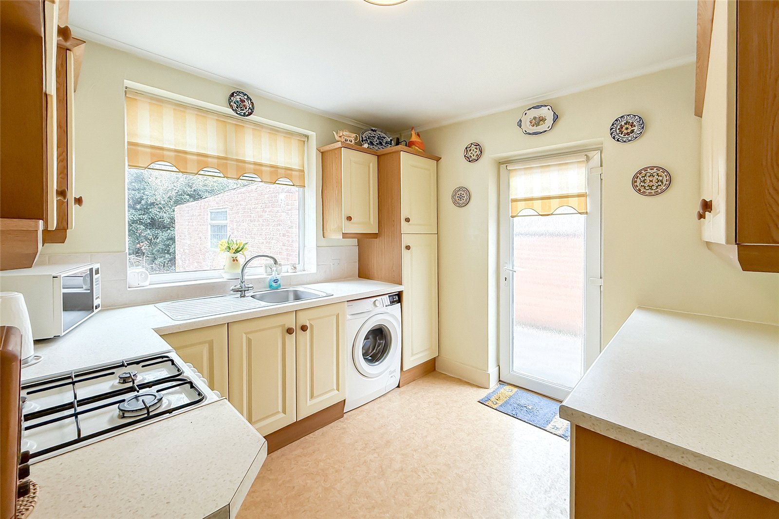 2 bed semi-detached bungalow for sale in Hollybush Avenue, St. Albans, Hertfordshire, AL2 - Property Image 2