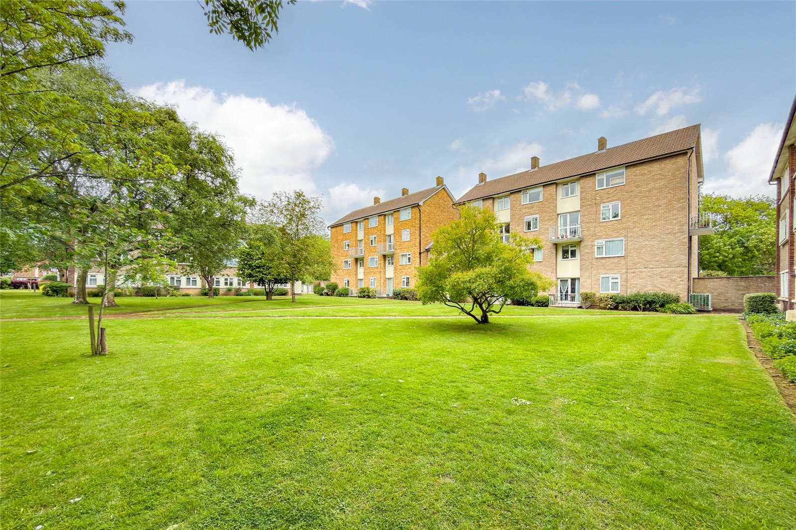 3 bed ground floor maisonette for sale in Hughenden Road, St. Albans, Hertfordshire, AL4