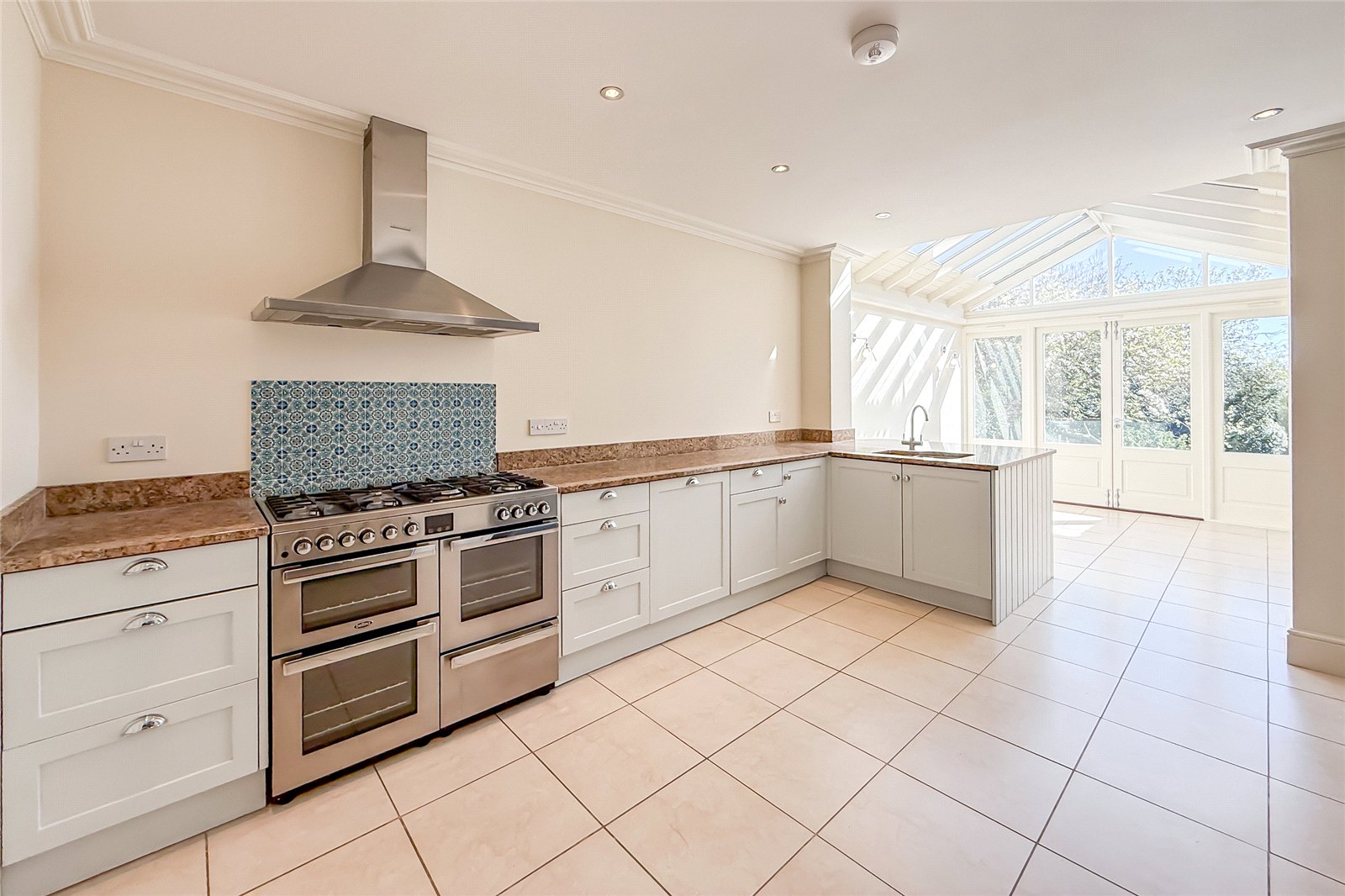 6 bed detached house for sale in Lancaster Road, St. Albans, Hertfordshire, AL1  - Property Image 2
