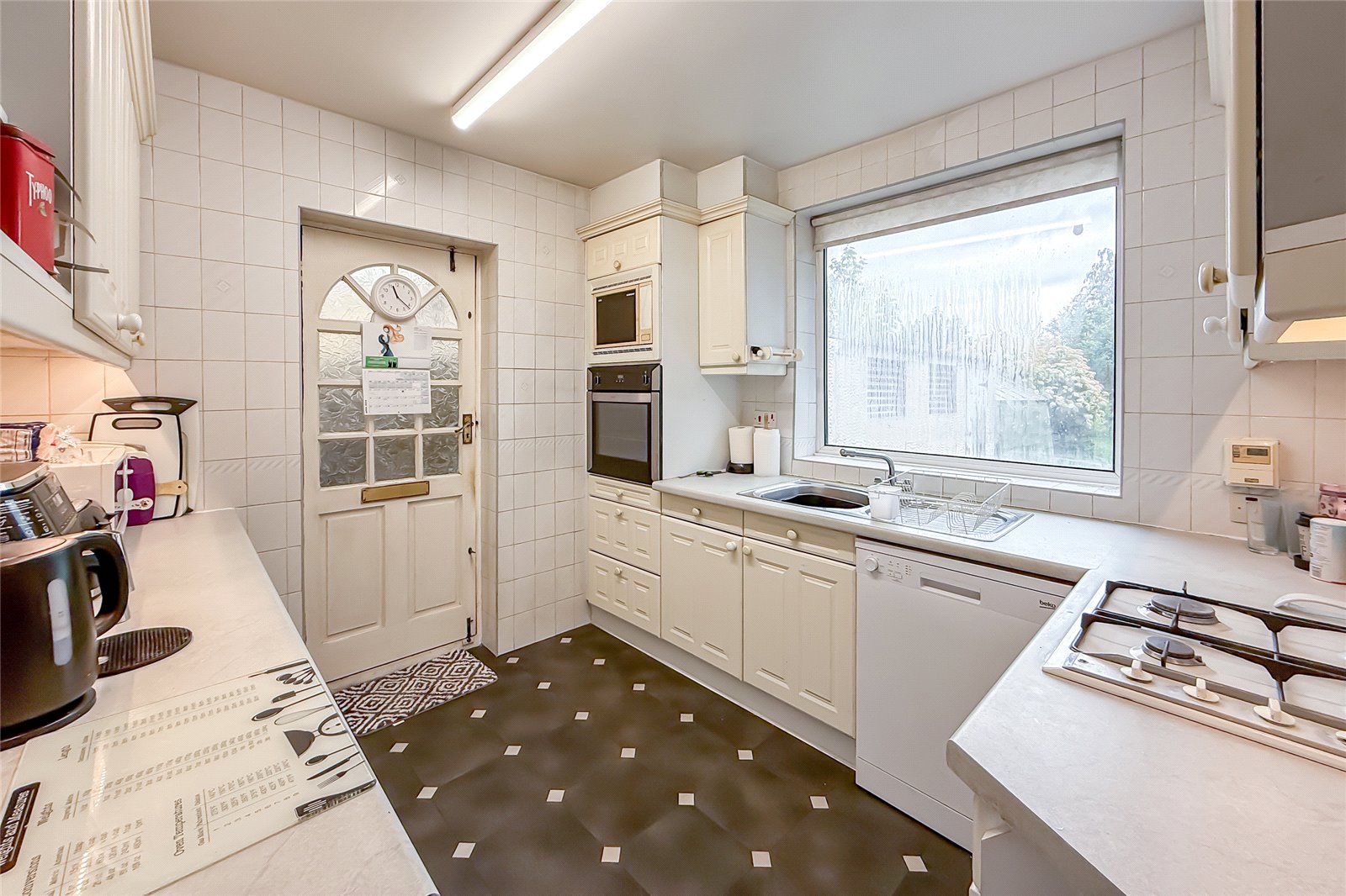 2 bed semi-detached bungalow for sale in Hollybush Avenue, St. Albans, Hertfordshire, AL2 - Property Image 13