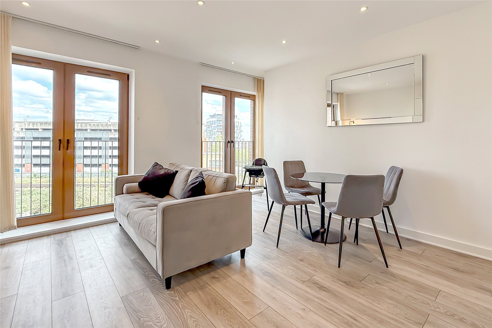 2 bed apartment for sale in Grosvenor Road, St. Albans, Hertfordshire, AL1  - Property Image 3