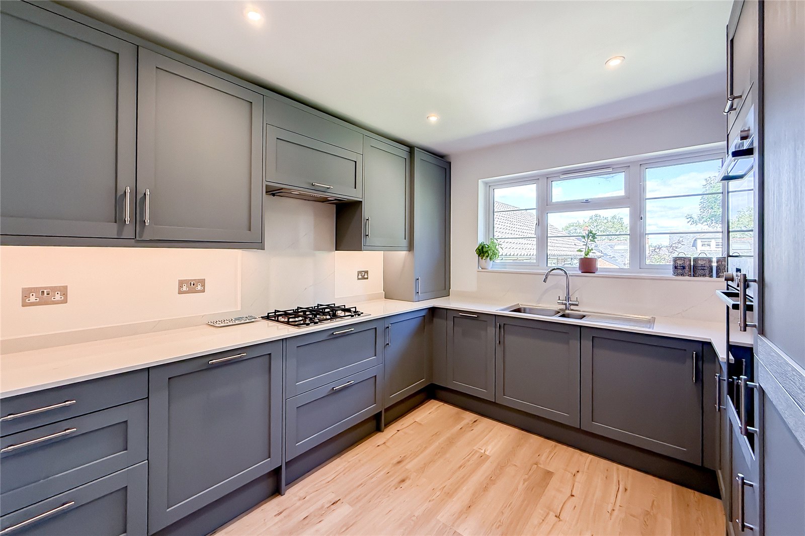 2 bed maisonette for sale in The Lawns, Mount Pleasant, St. Albans, Hertfordshire, AL3 - Property Image 3