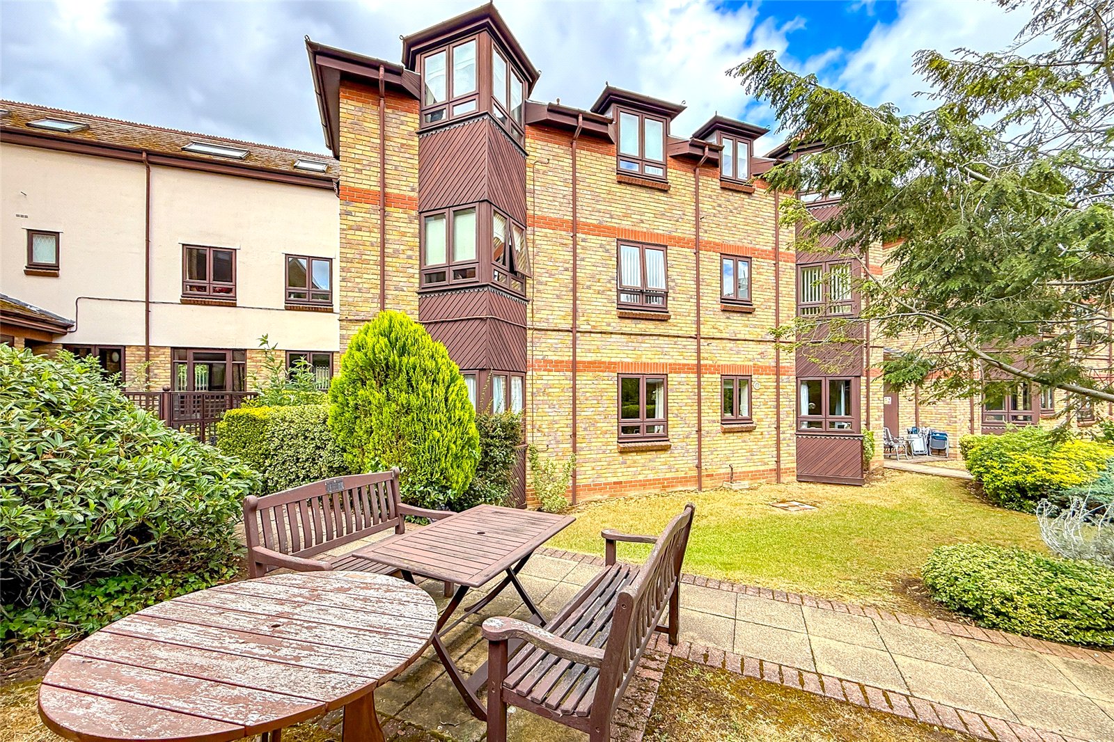 1 bed apartment for sale in Hatfield Road, St. Albans, Hertfordshire, AL1 - Property Image 2