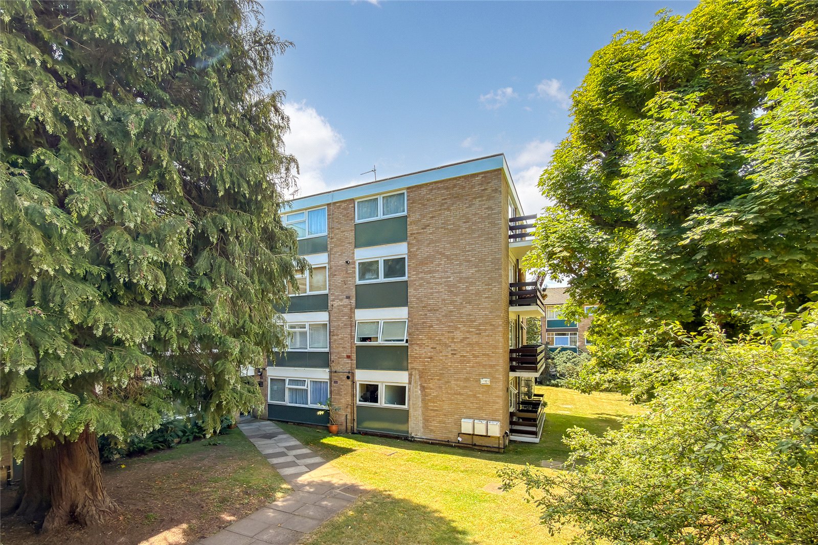 2 bed ground floor flat for sale in Abbots Park, St. Albans, Hertfordshire, AL1