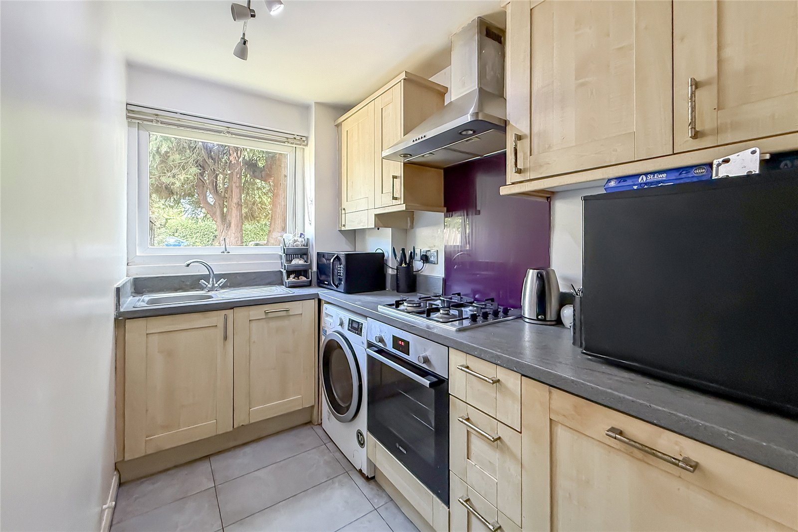 2 bed ground floor flat for sale in Abbots Park, St. Albans, Hertfordshire, AL1 - Property Image 2