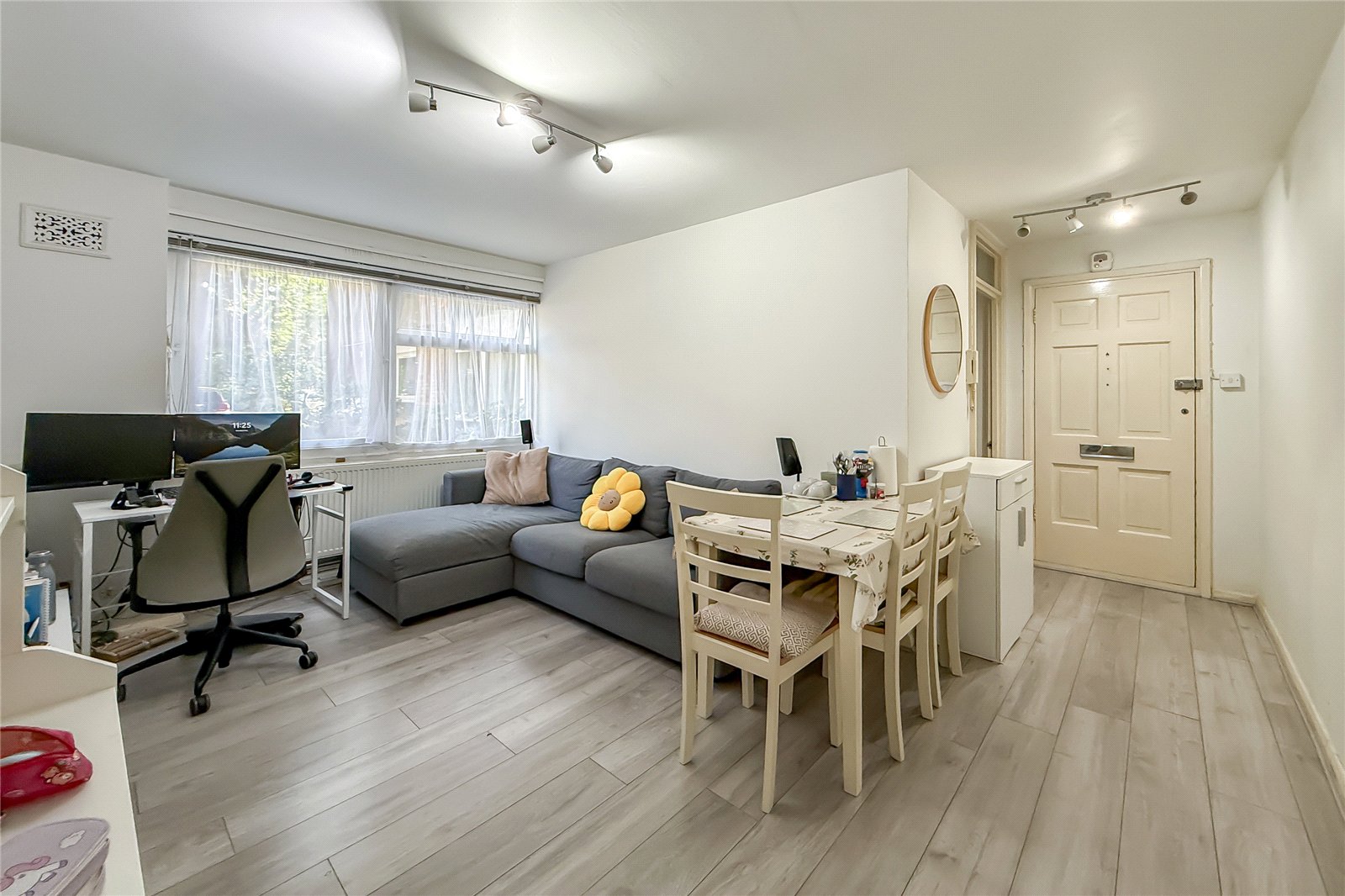 2 bed ground floor flat for sale in Abbots Park, St. Albans, Hertfordshire, AL1 - Property Image 3