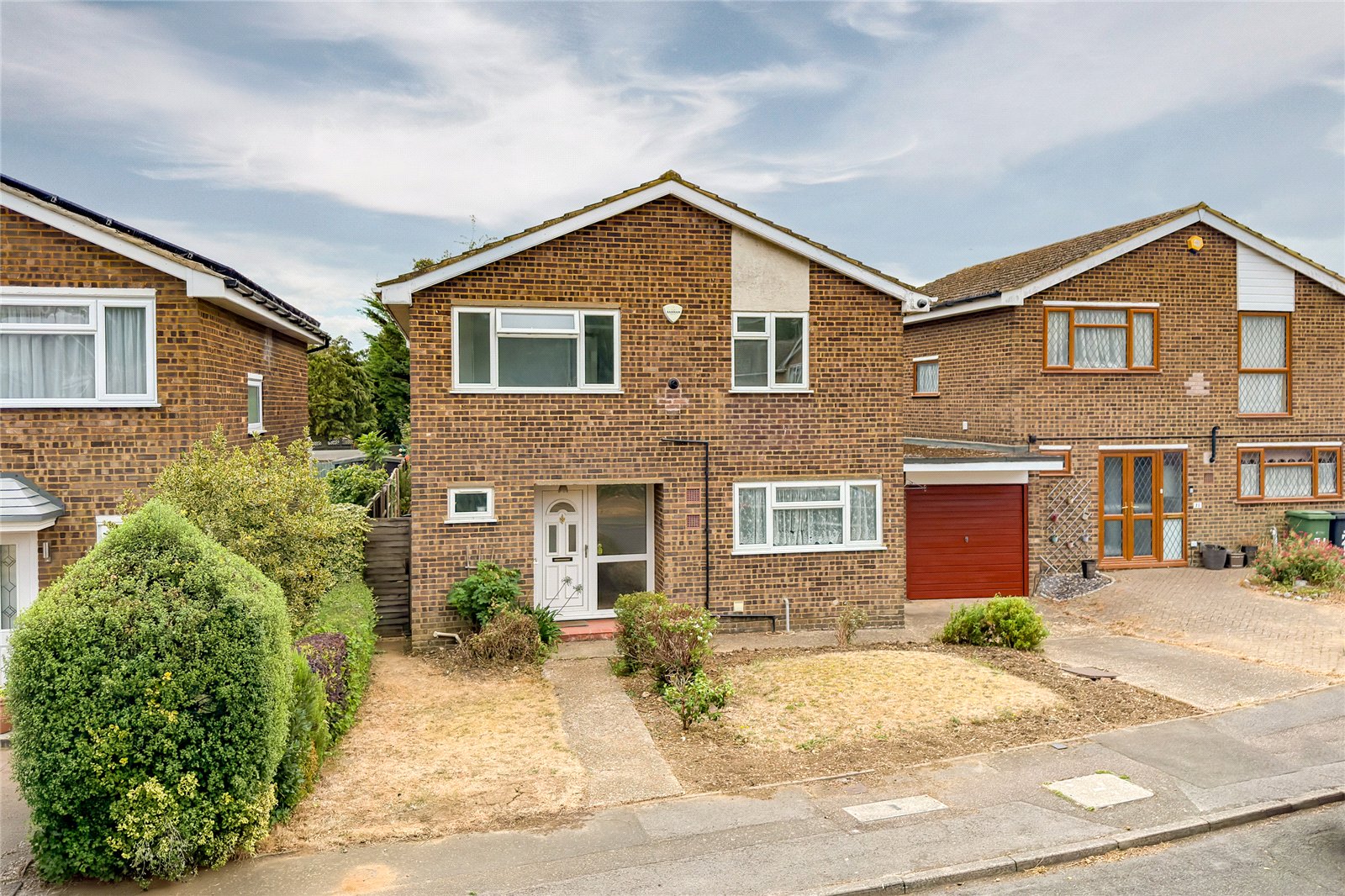 4 bed link detached house for sale in Augustus Close, St. Albans, Hertfordshire, AL3