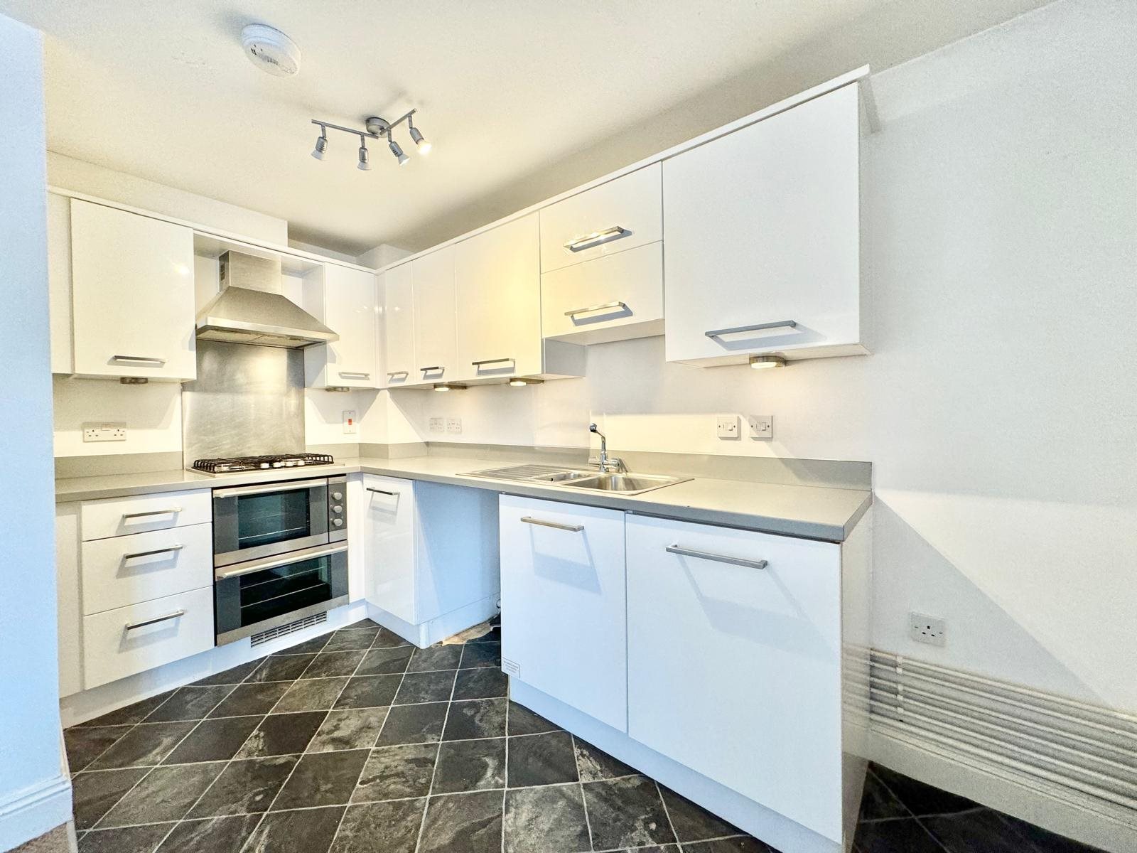 2 bed flat to rent in Monmouth Court, Taunton, TA2  - Property Image 2