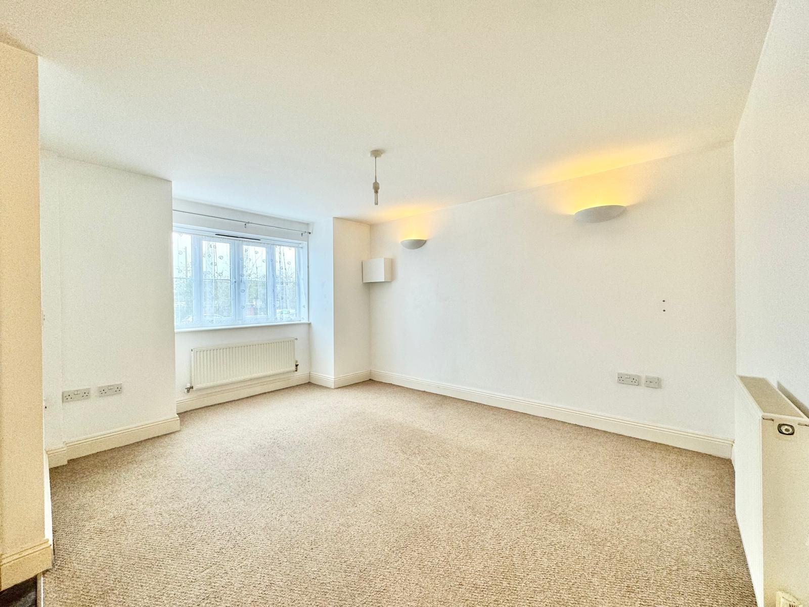 2 bed flat to rent in Monmouth Court, Taunton, TA2  - Property Image 3