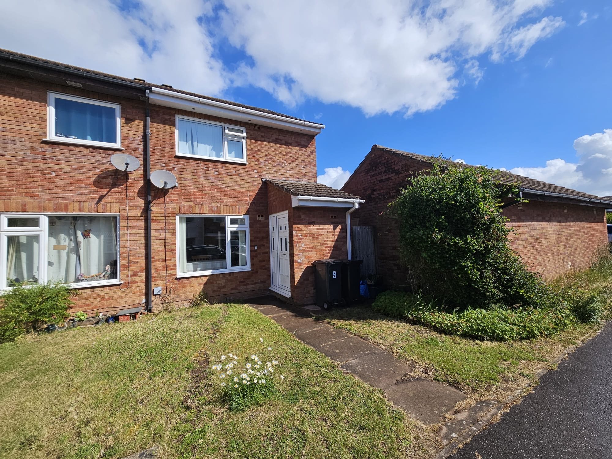 3 bed semi-detached house to rent in Bartlett Close, Taunton, TA1 - Property Image 1
