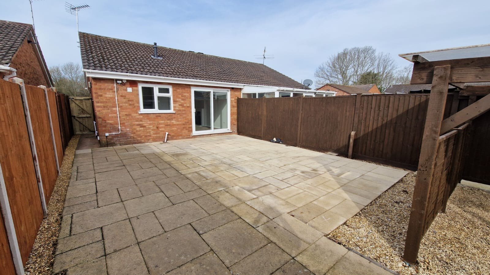 2 bed bungalow to rent in Burchs Close, Taunton, TA1