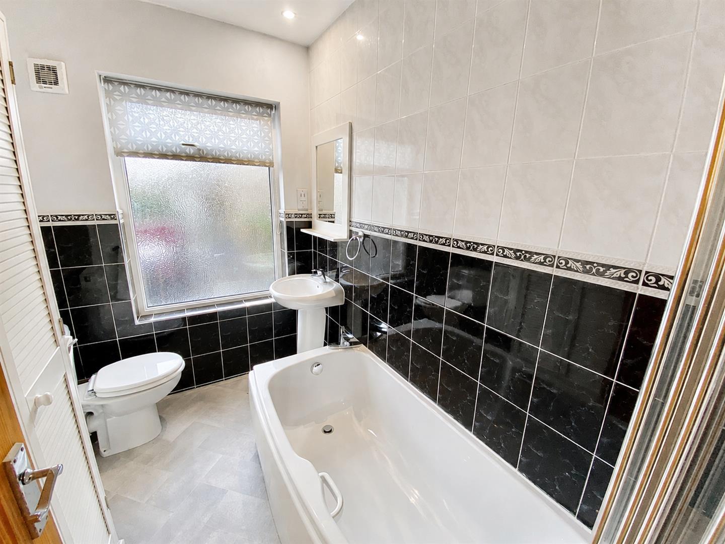 2 bed terraced house to rent in Mannville Walk, Keighley, BD22 6AQ 5