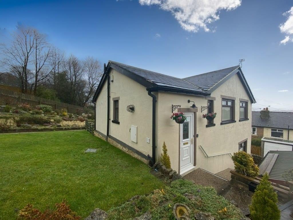 2 bed detached bungalow to rent in Braithwaite Edge Road, Keighley, BD22 6RA