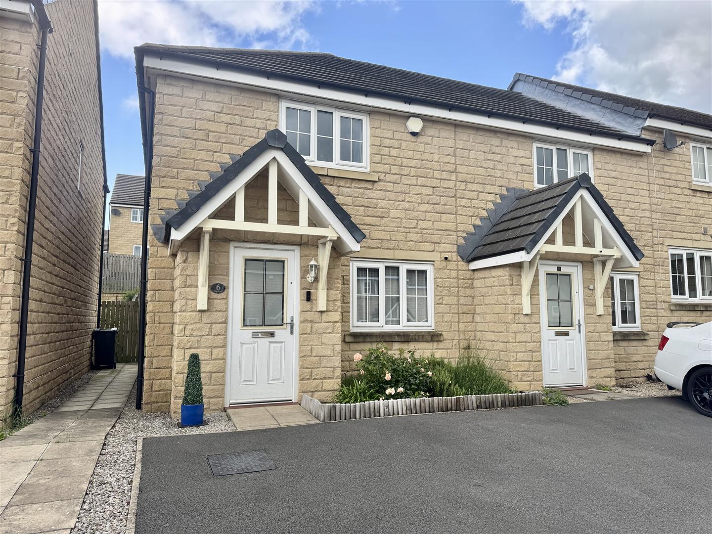 2 bed end of terrace house for sale in The Knoll, Keighley, BD22 6FD