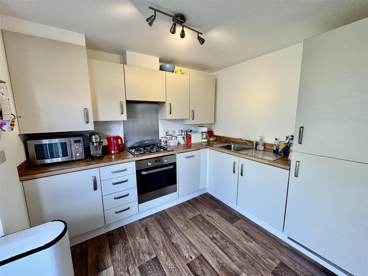 2 bed end of terrace house for sale in The Knoll, Keighley, BD22 6FD  - Property Image 3