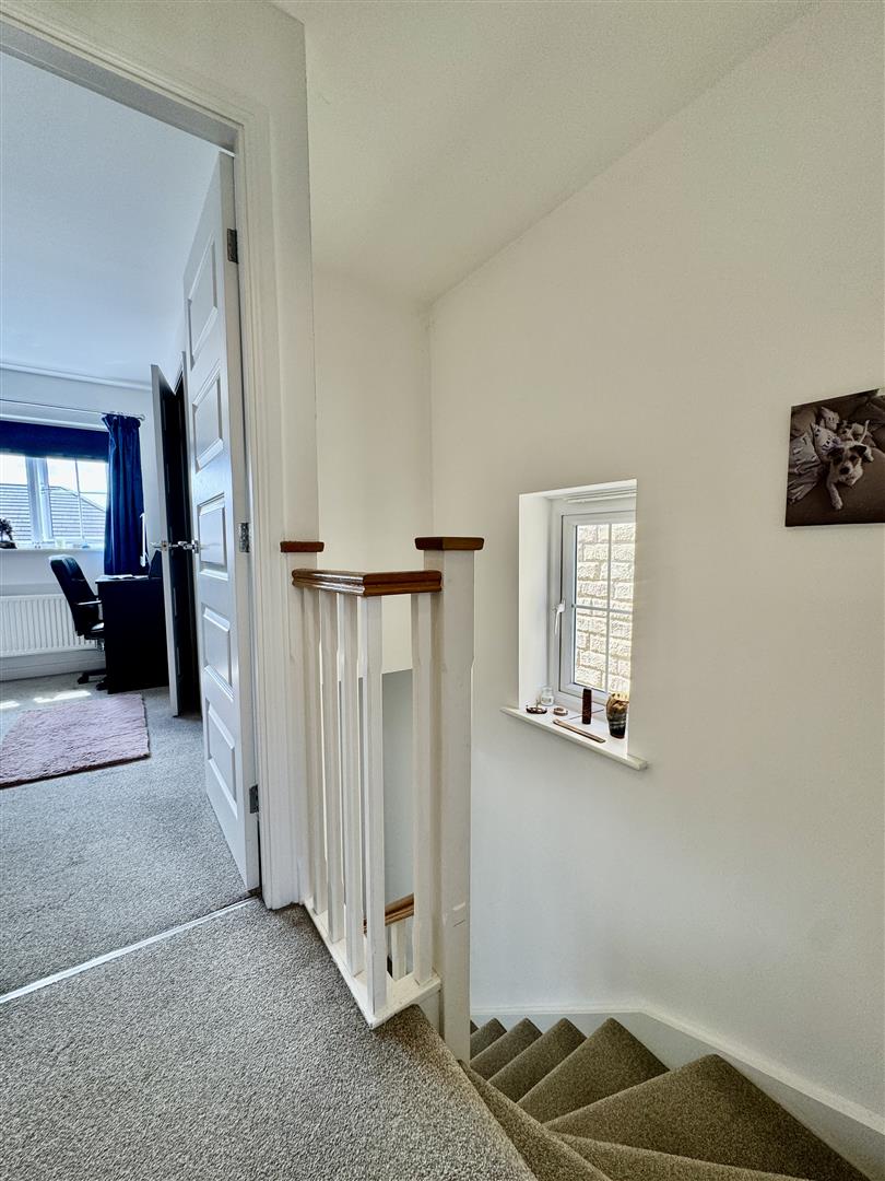 2 bed end of terrace house for sale in The Knoll, Keighley, BD22 6FD 5