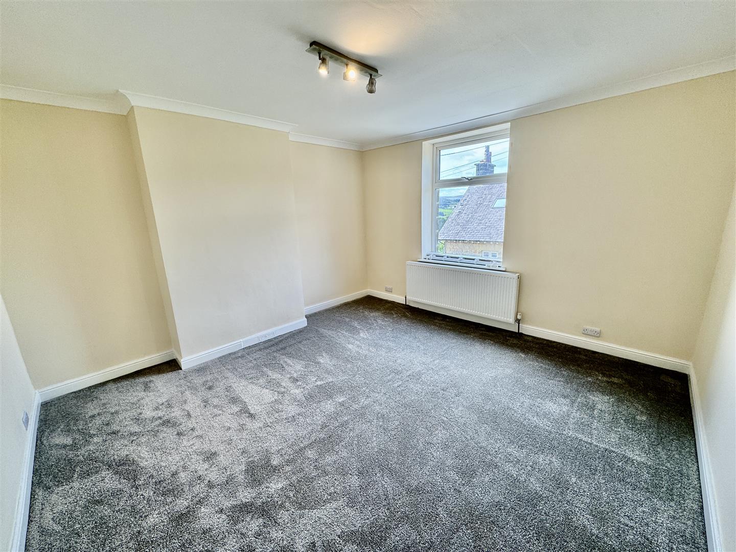 2 bed end of terrace house for sale in Apsley Street, Oakworth, Keighley, BD22 7EY  - Property Image 4