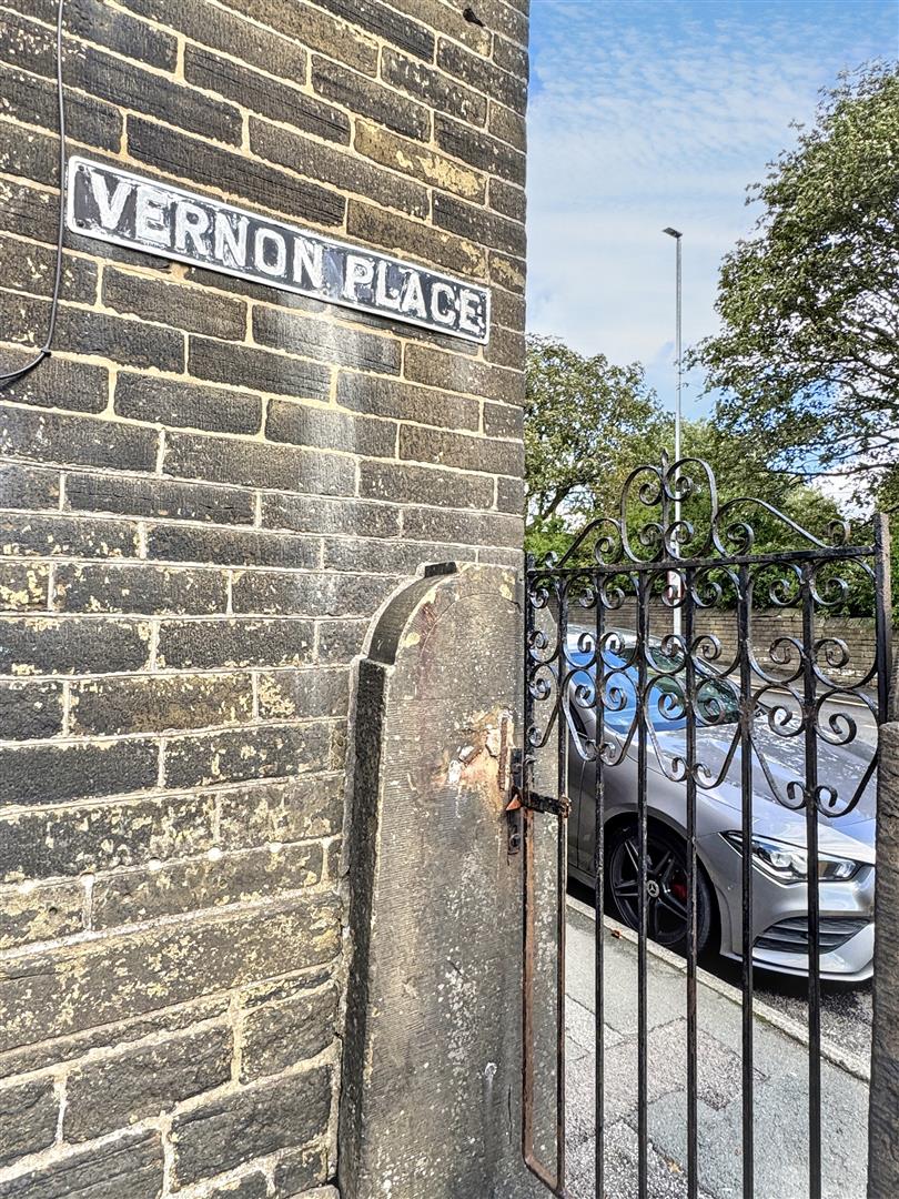 2 bed terraced house for sale in Vernon Place, Queensbury, BD13 2DN  - Property Image 13