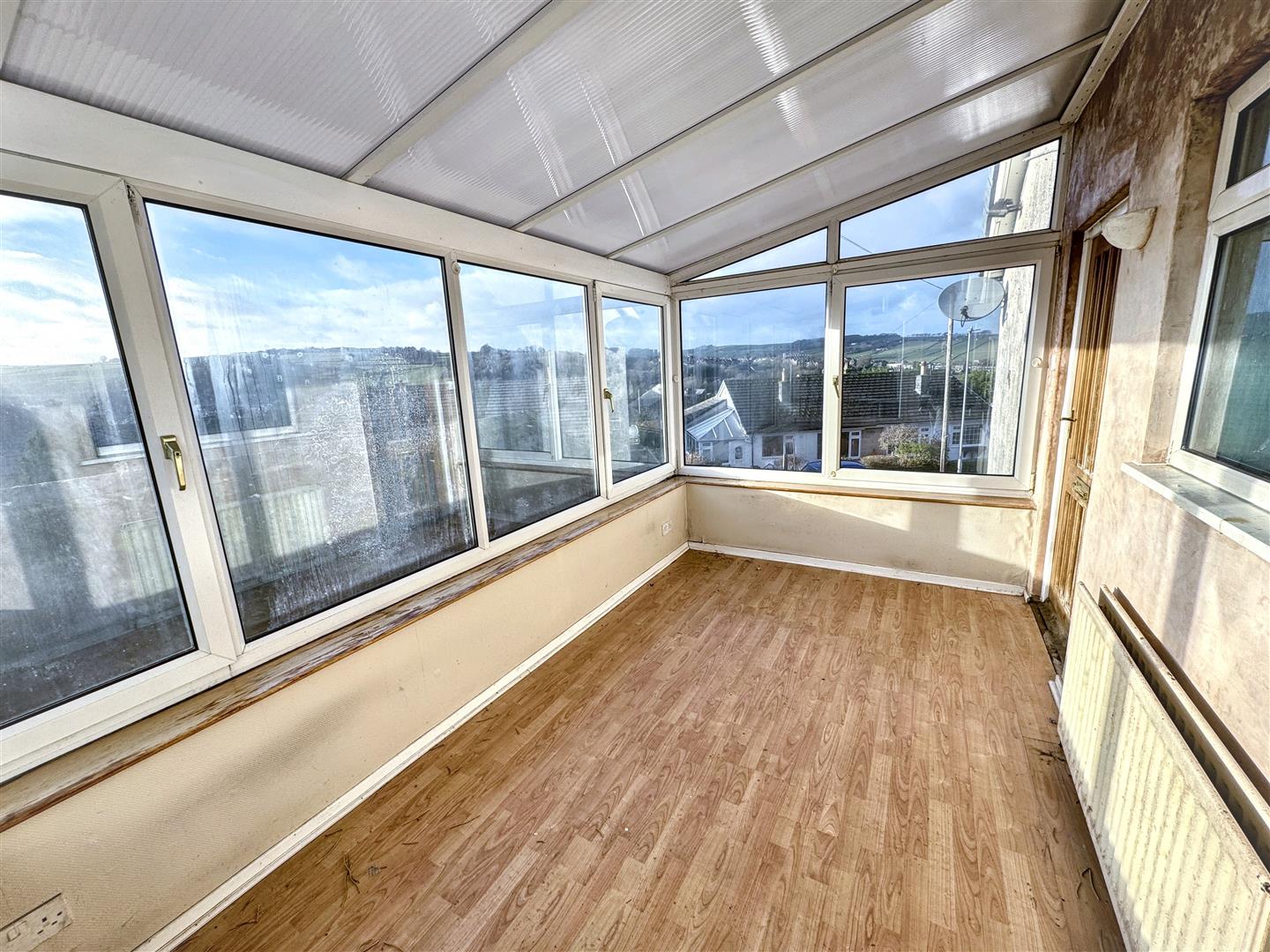 3 bed semi-detached bungalow for sale in Brow Top Road, Cross Roads, Keighley, BD22 9PH  - Property Image 8