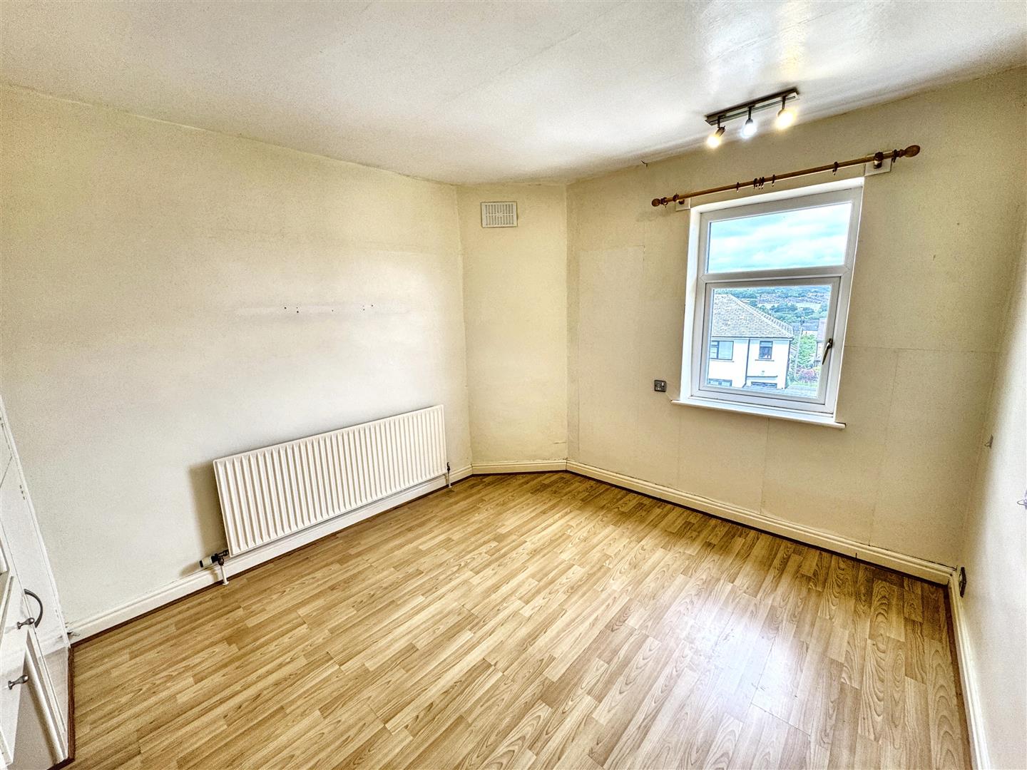 3 bed town house for sale in Sunnyhill Avenue, Keighley, BD21 1RX 4