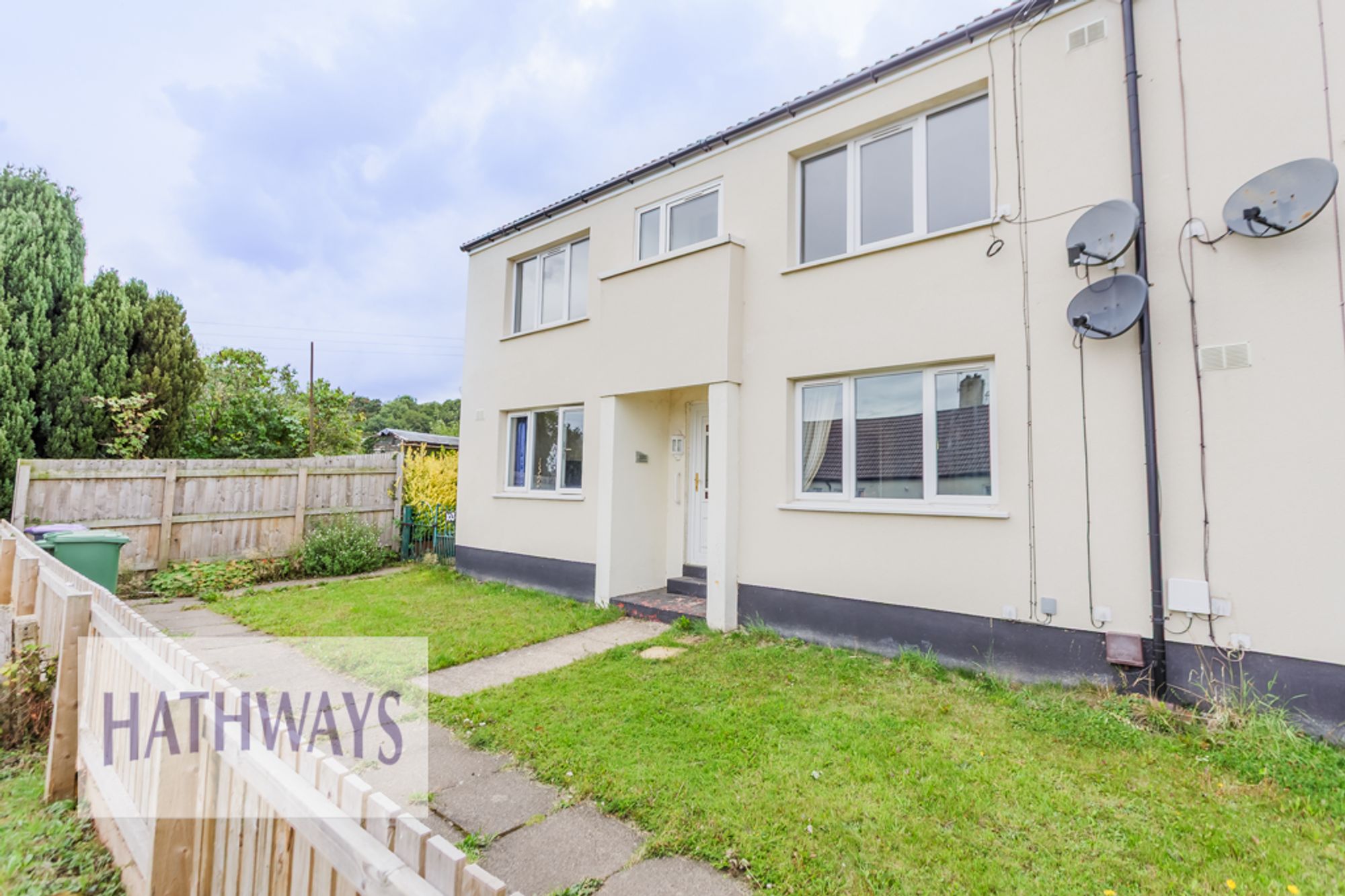 2 bed flat for sale in Oaklands Road, Pontypool - Property Image 1