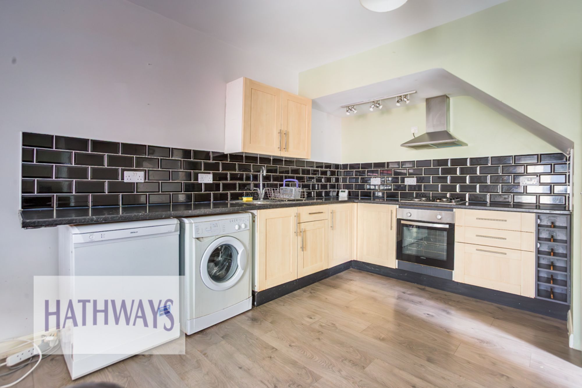 3 bed flat to rent in Crane Street, Pontypool 3