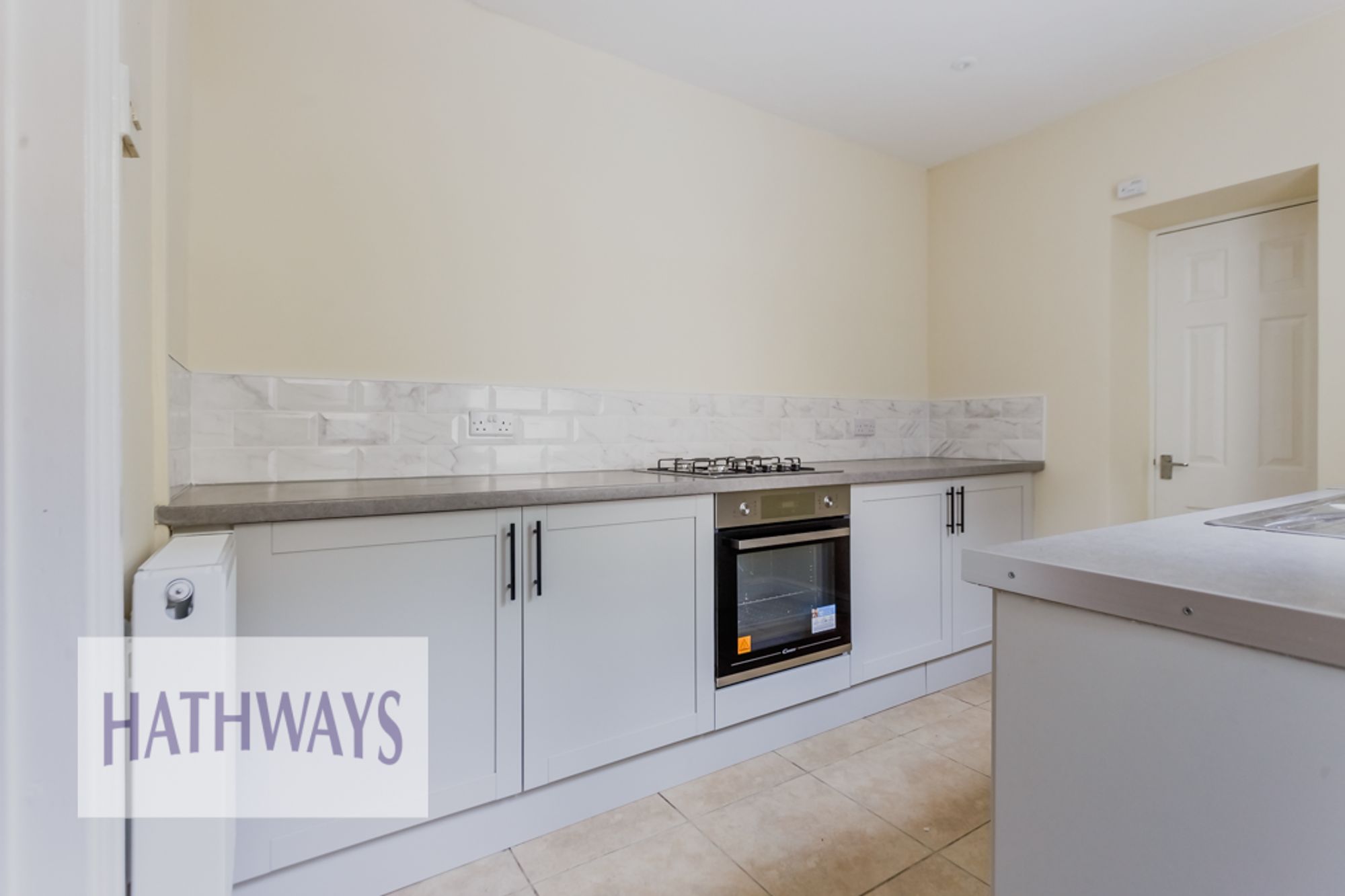 3 bed end of terrace house to rent in Broad Street, Pontypool 1